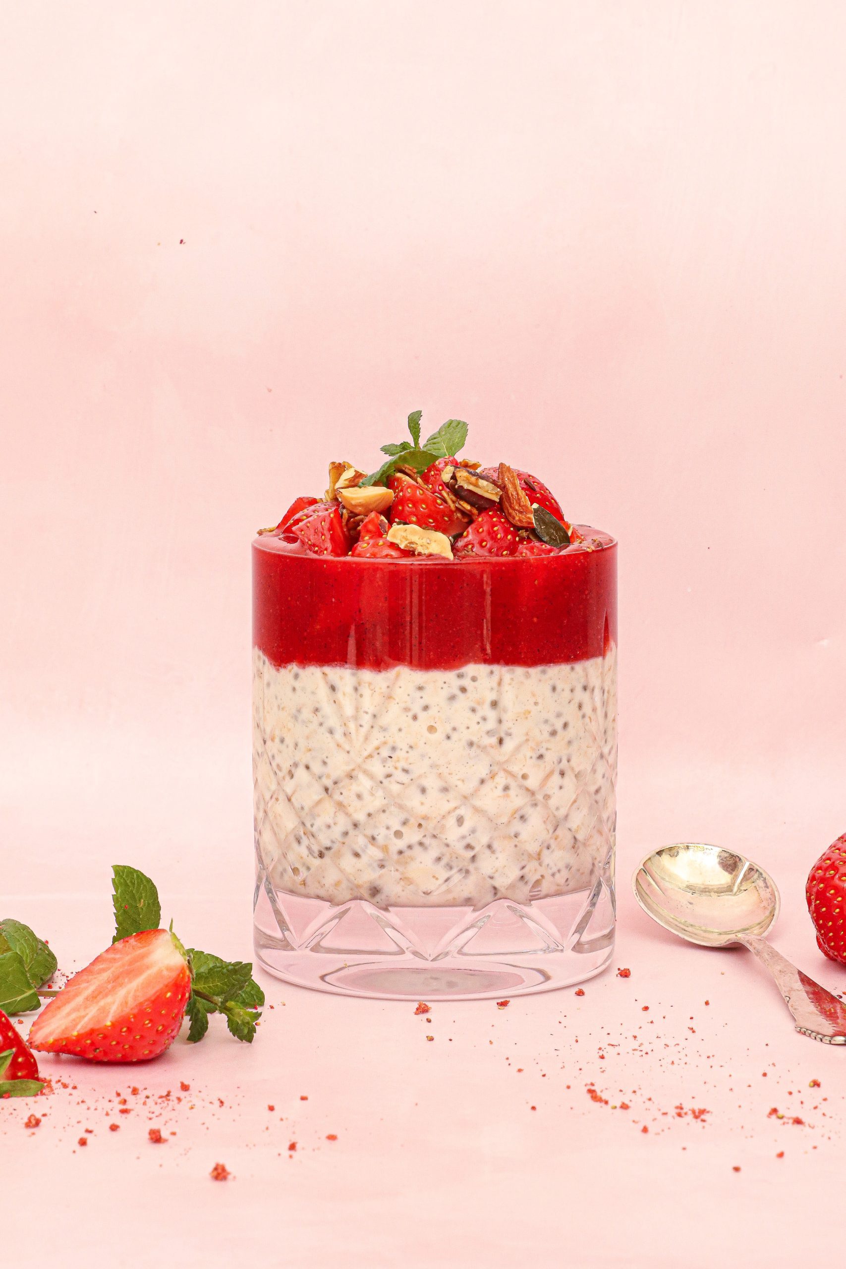 Overnight oats med jordbær - Opskrift på overnight oats med jordbærpuré
