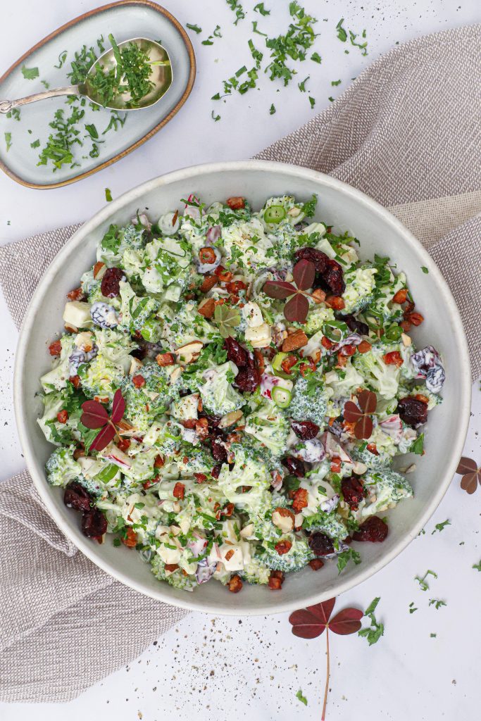 Broccolisalat med æbler og mandler - Opskrift på broccolisalat med æbler og mandler