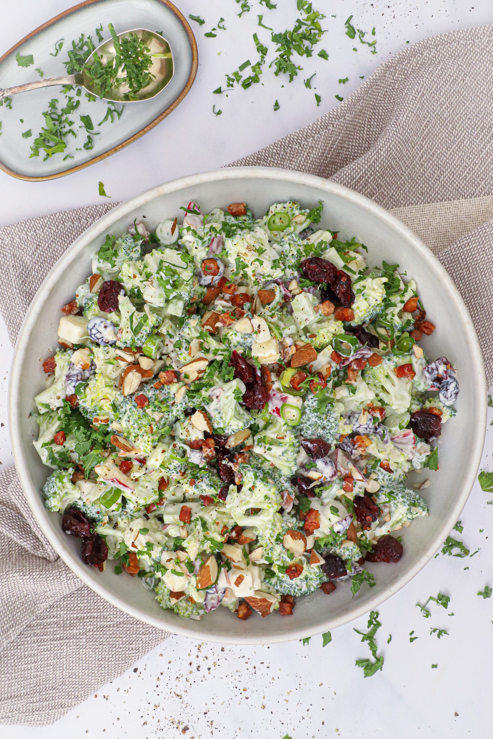 Broccolisalat med æbler og mandler - Opskrift på broccolisalat med æbler og mandler