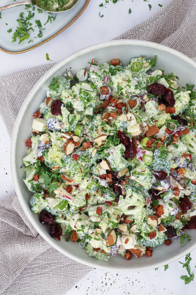 Broccolisalat med æbler og mandler - Opskrift på broccolisalat med æbler og mandler