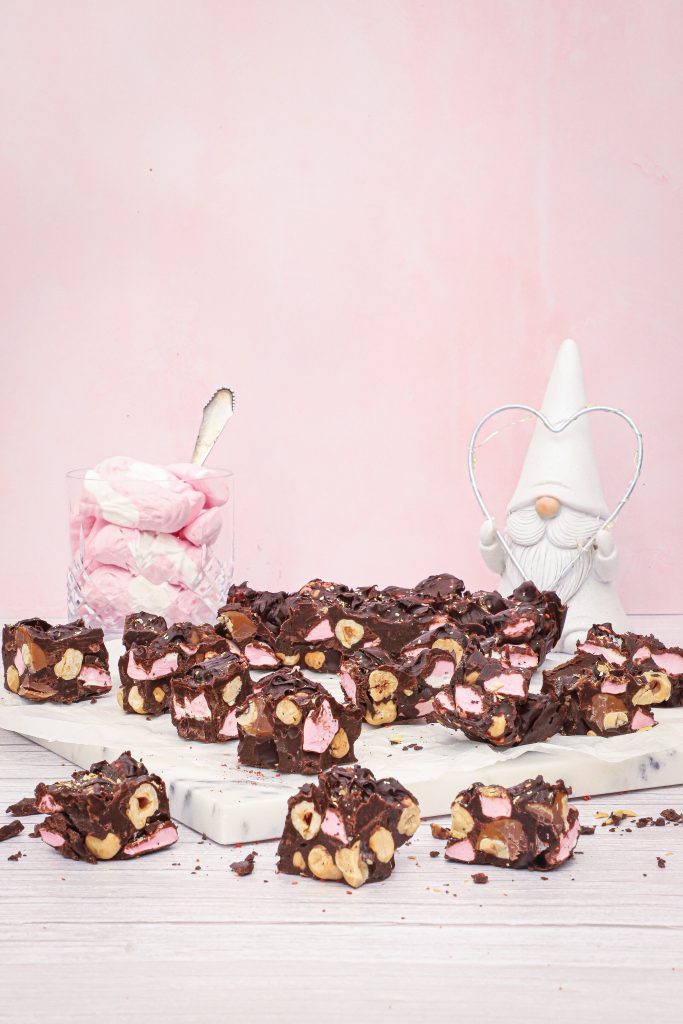 Rocky road med juleskum. - Opskrift på rocky road med juleskum
