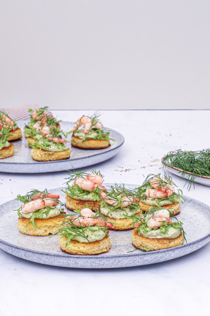 Smørristet brød med rejer og avocadocreme - Opskrift på hapsede med rejer