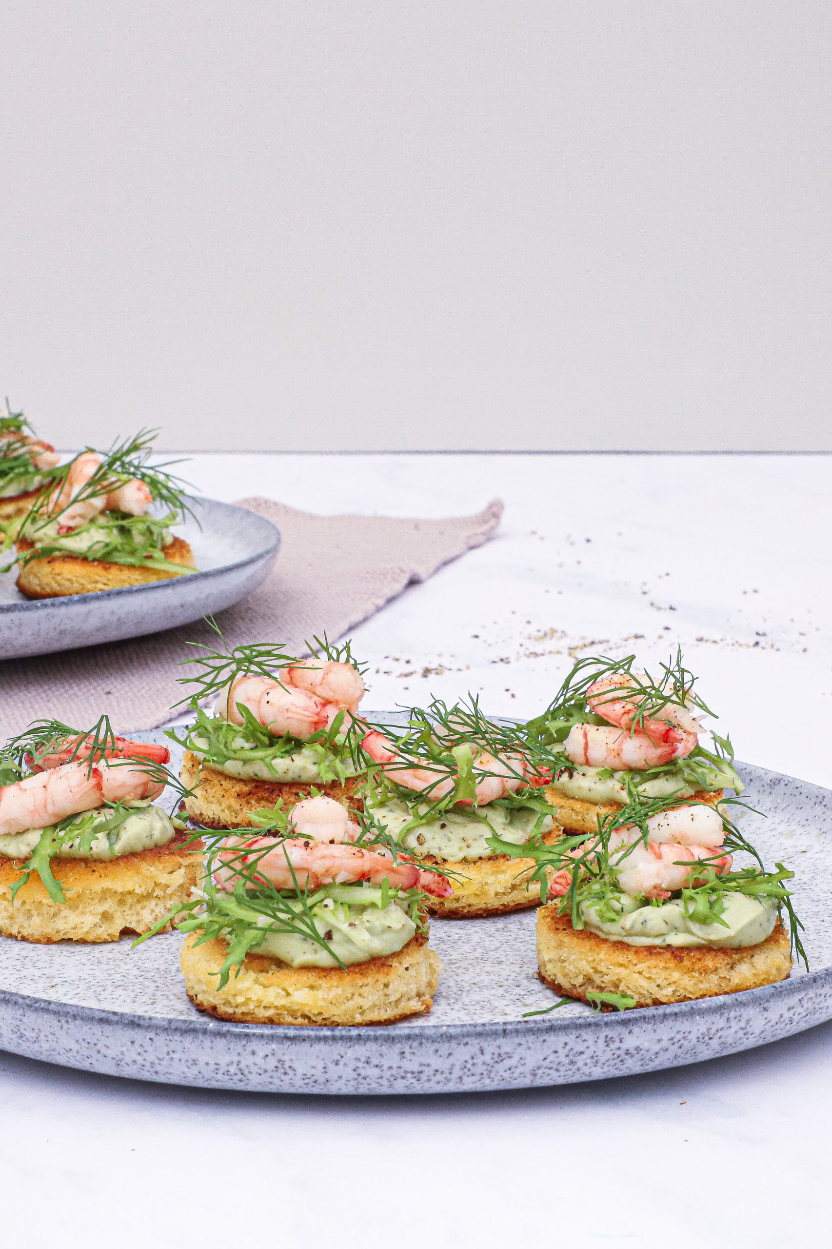 Smørristet brød med rejer og avocadocreme - Opskrift på hapsede med rejer
