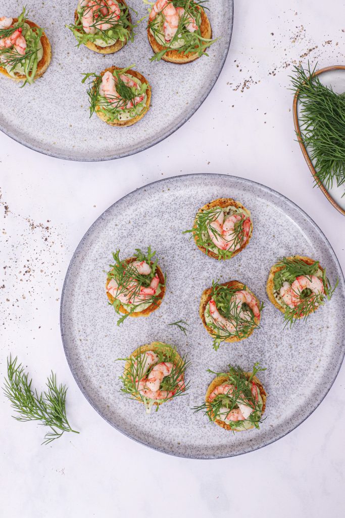 Smørristet brød med rejer og avocadocreme - Opskrift på hapsede med rejer