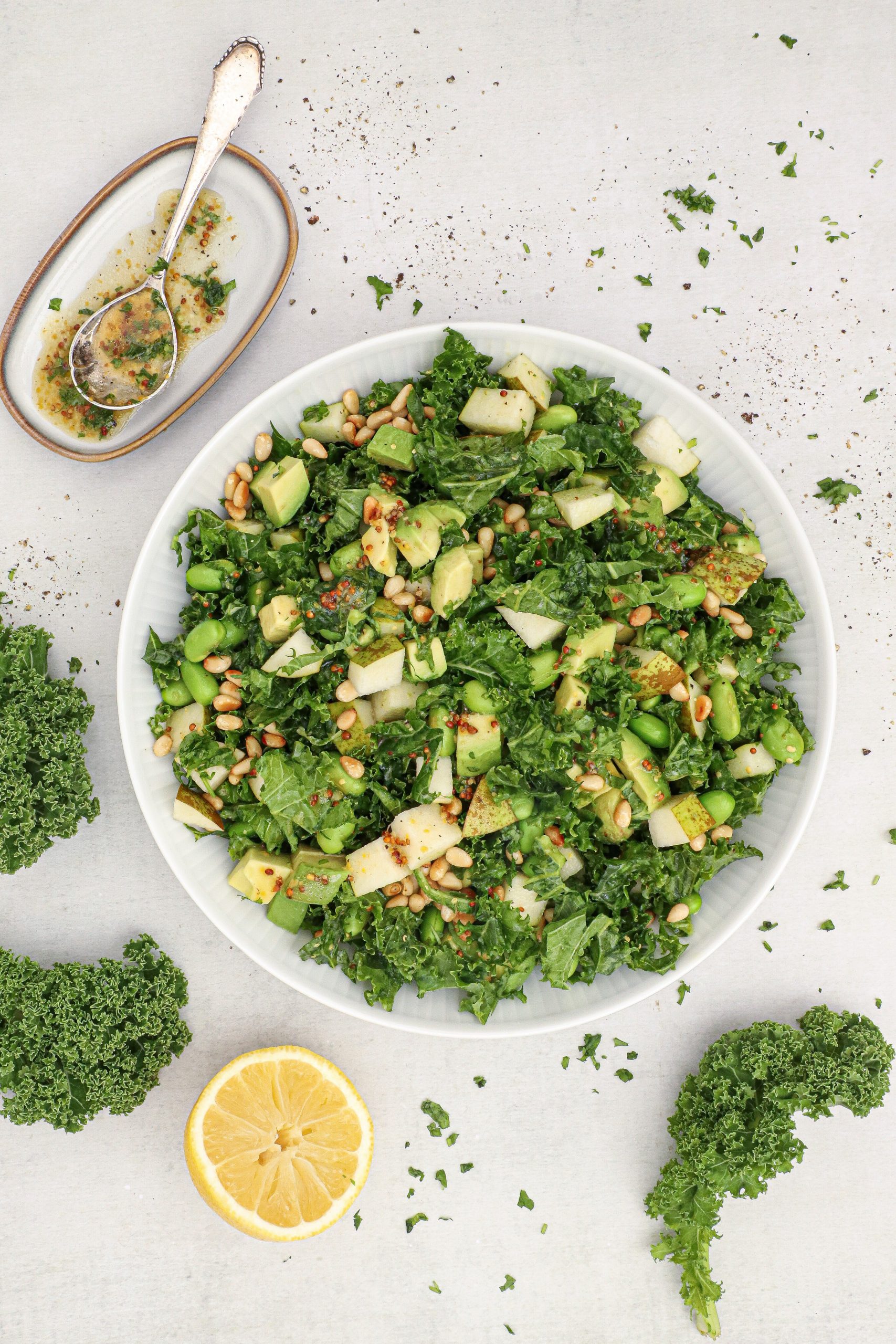 Grønkålssalat med pære, avocado og sennepsvinaigrette - Opskrift på salat med grønkål