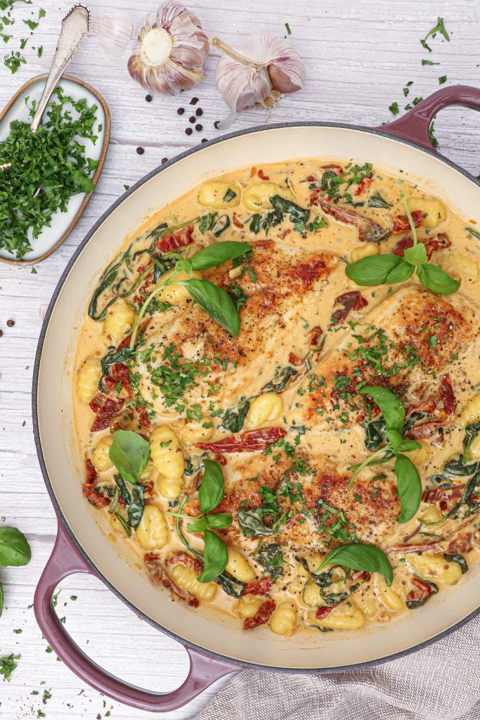 Kylling i flødesauce med soltørrede tomater og gnocchi - Opskrift