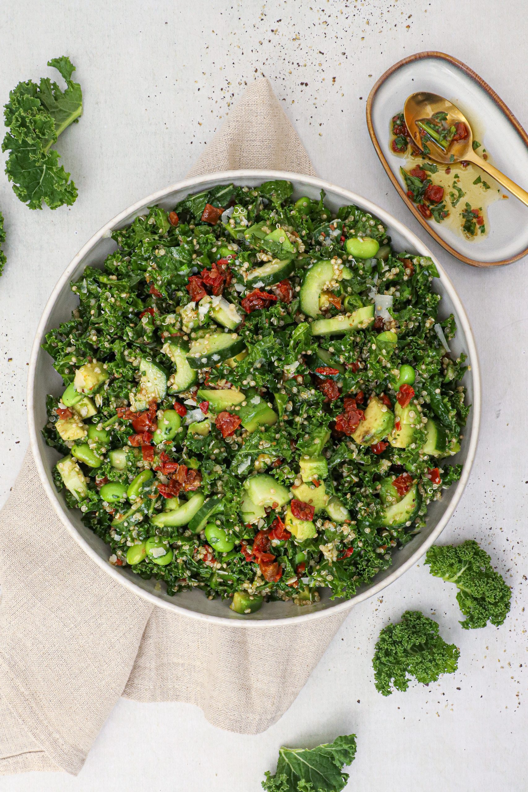 Grønkålssalat med quinoa, avocado og soltørrede tomater - Opskrift på grønkålsalat