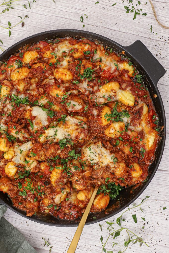 Bagt gnocchi bolognese - Opskrift på bagt gnocchi med kødsauce