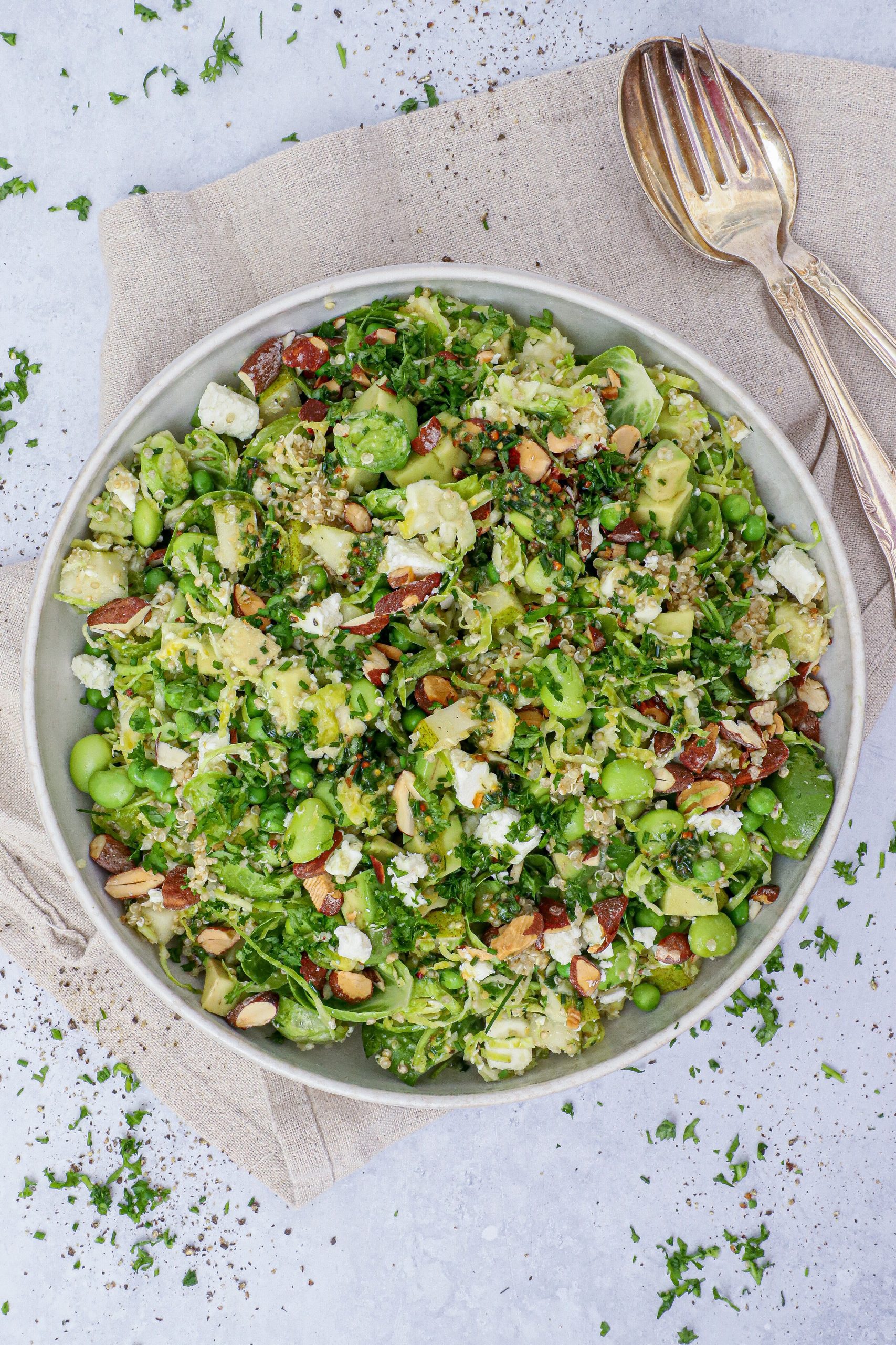 Rosenkålssalat med avocado, pære og feta - Opskrift på salt med rosenkål