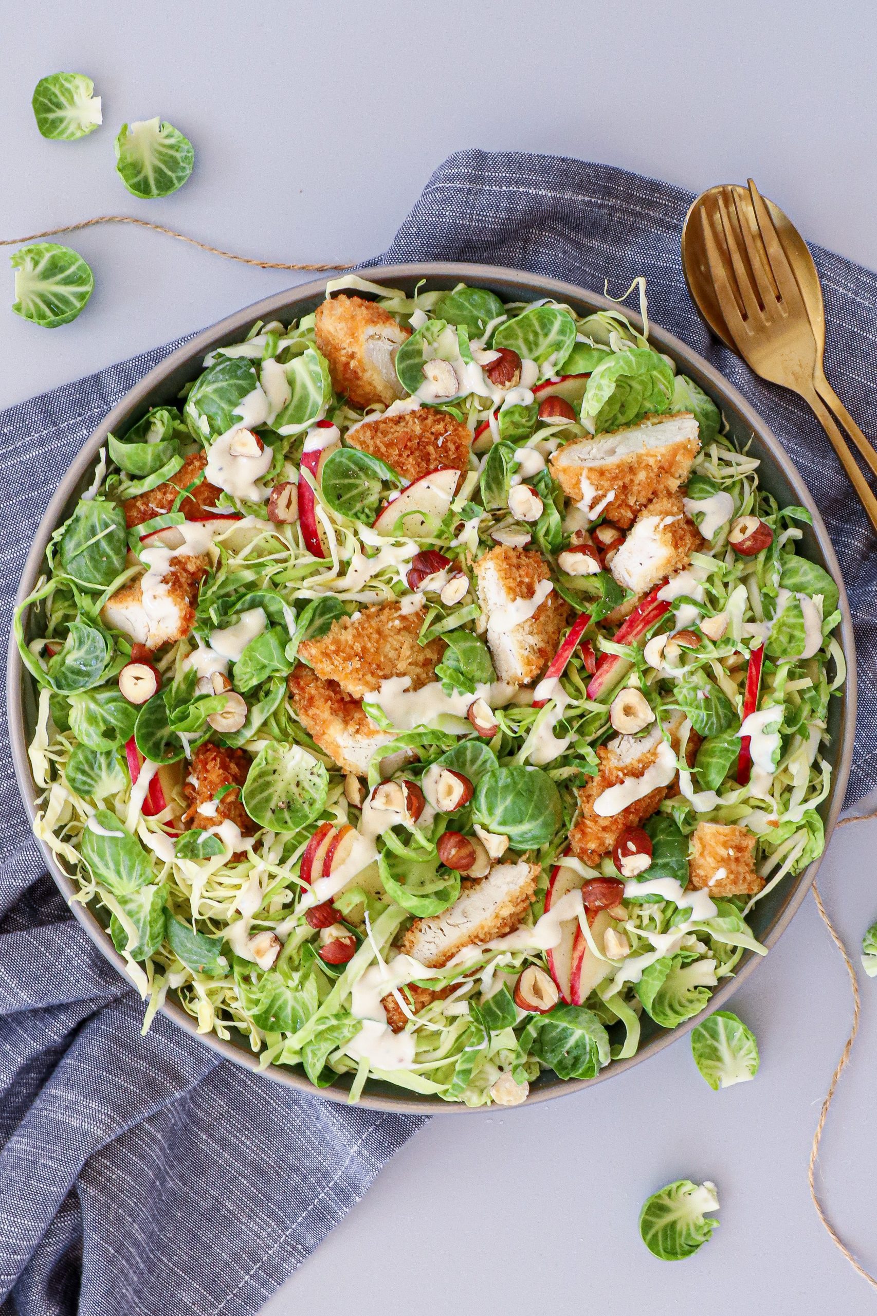 Kålsalat med sprød kylling og parmesan - Opskrift på måltidssalat
