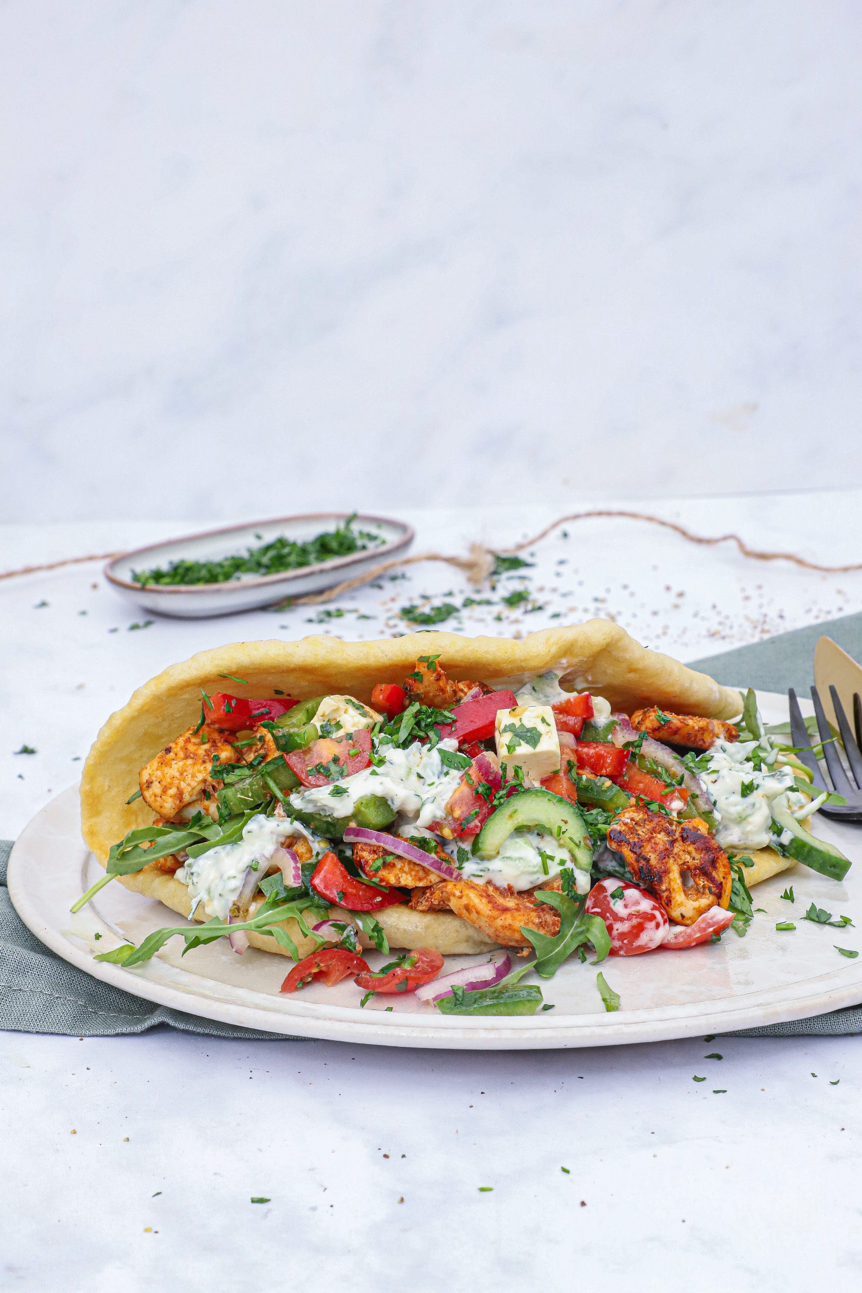 Fladbrød med kylling gyros, tzatziki og græsk salat - Opskrift på græsk pita