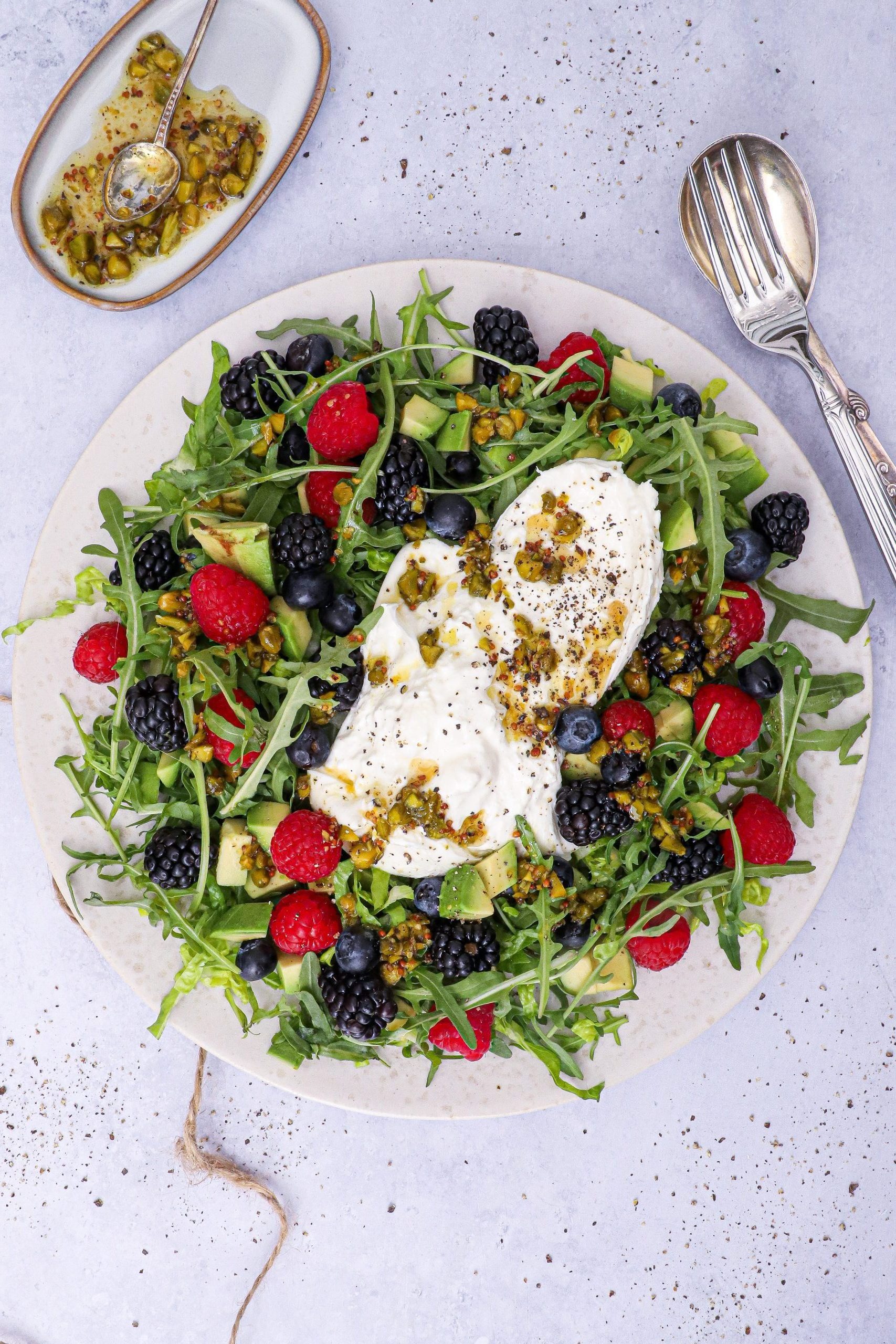 Ruccolasalat med burrata, avocado og friske bær - Opskrift på salat med bær