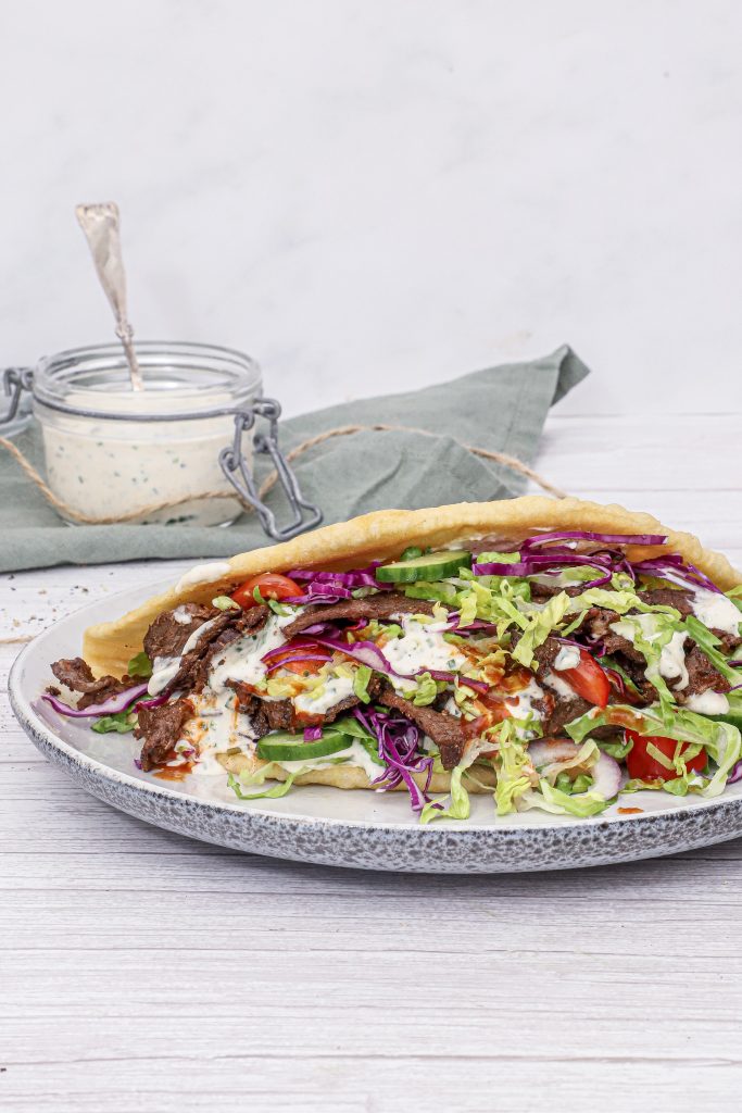 Fladbrød med hjemmelavet kebab - Opskrift på fladbrød med kebab
