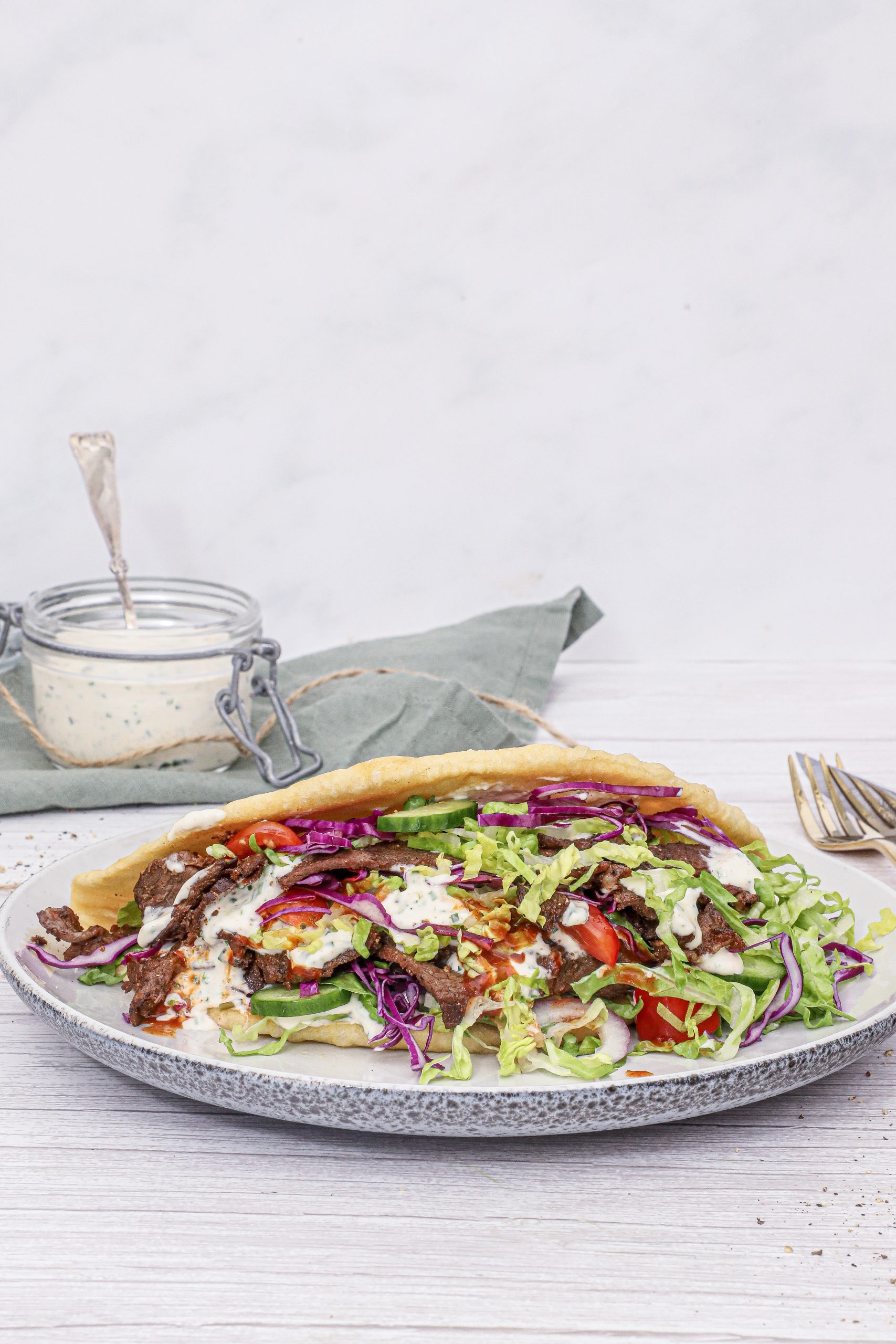 Fladbrød med hjemmelavet kebab - Opskrift på fladbrød med kebab