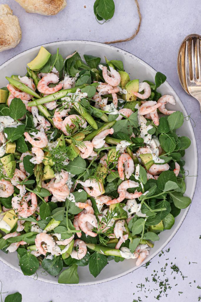 Salat med rejer, avocado og asparges - Opskrift på måltidssalat med rejer