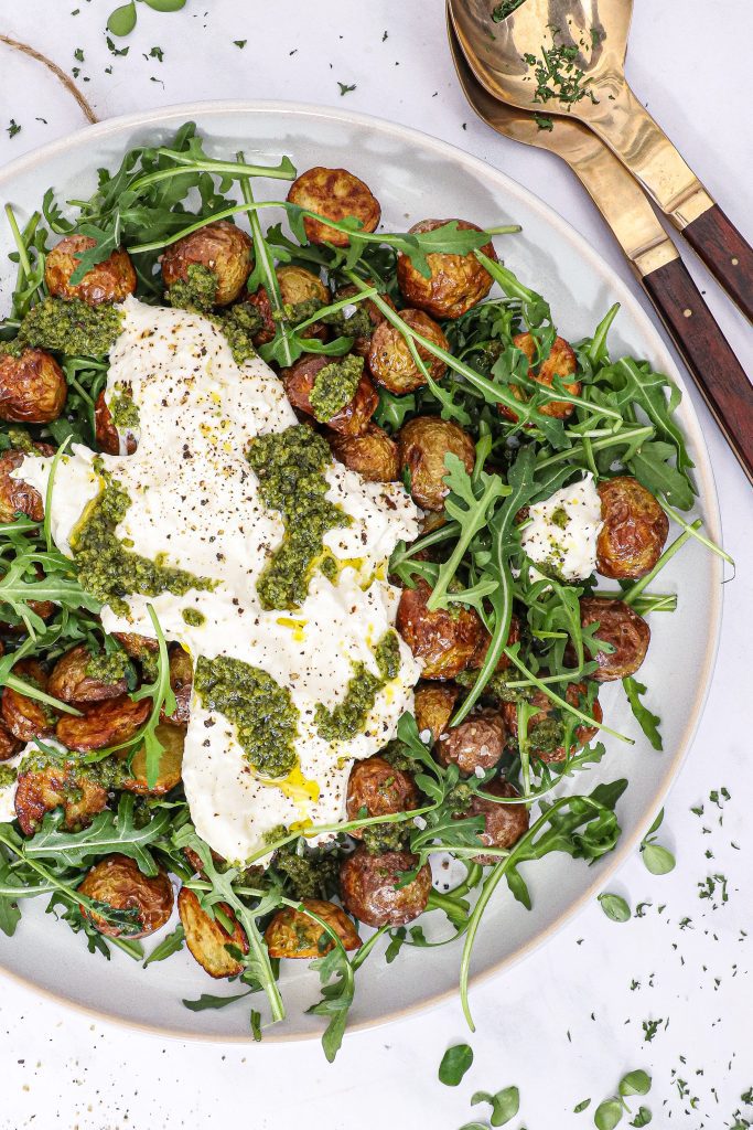Stegte kartofler med burrata og pesto - Opskrift på kartoffelsalat med burrata
