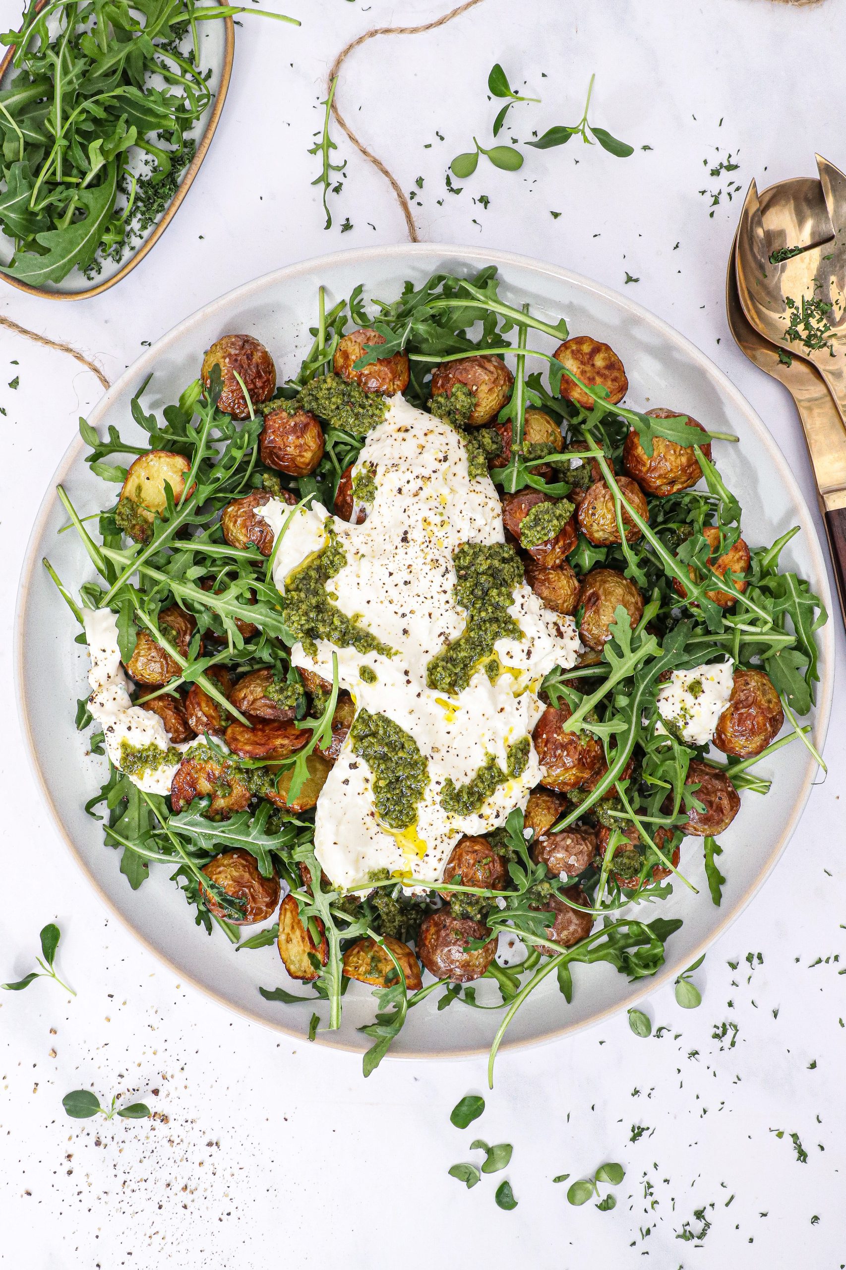 Stegte kartofler med burrata og pesto - Opskrift på kartoffelsalat med burrata