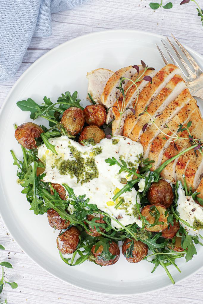 Stegt kylling med kartofler, burrata og pesto - Opskrift på kylling med burrata og pesto