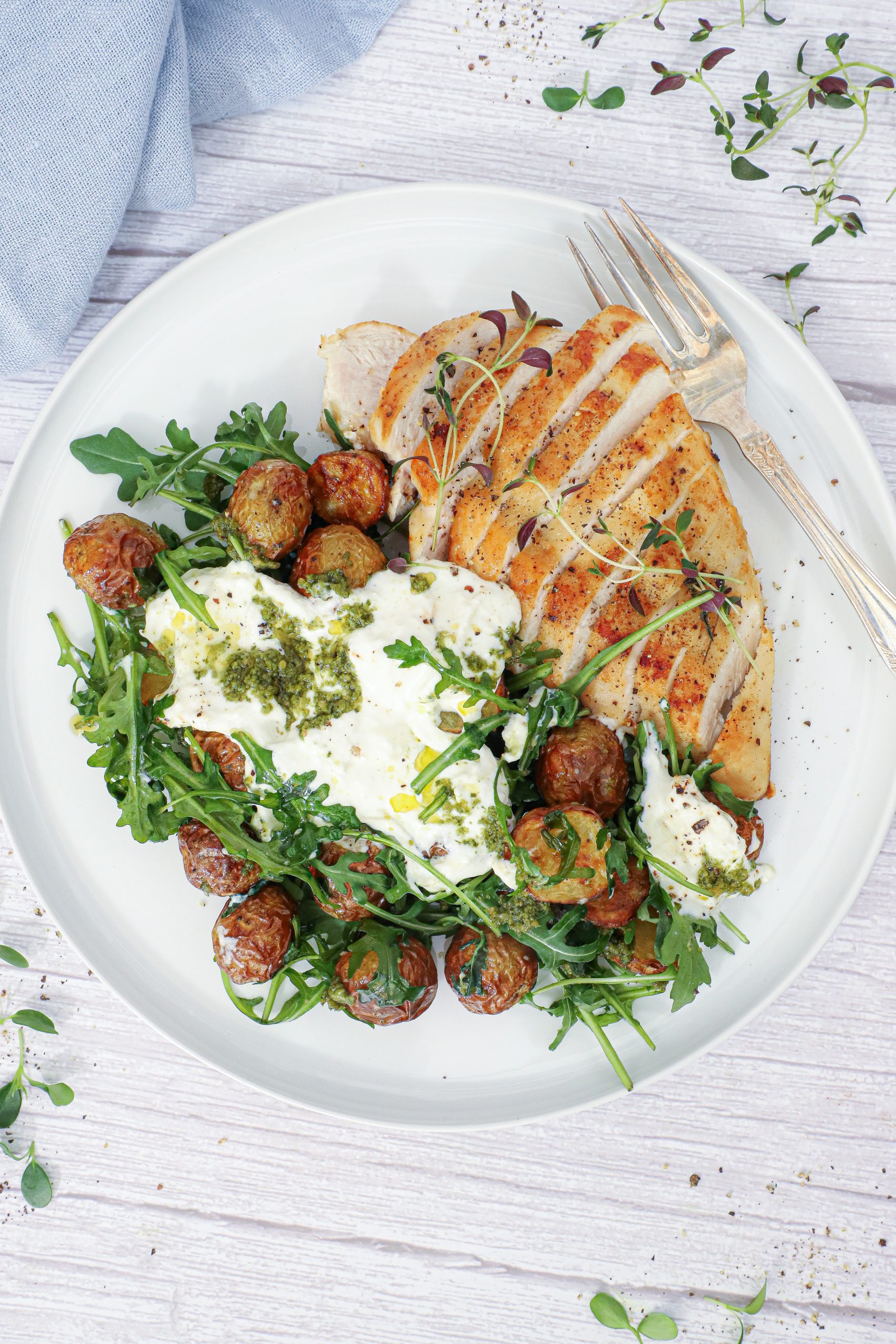 Stegt kylling med kartofler, burrata og pesto - Opskrift på kylling med burrata og pesto