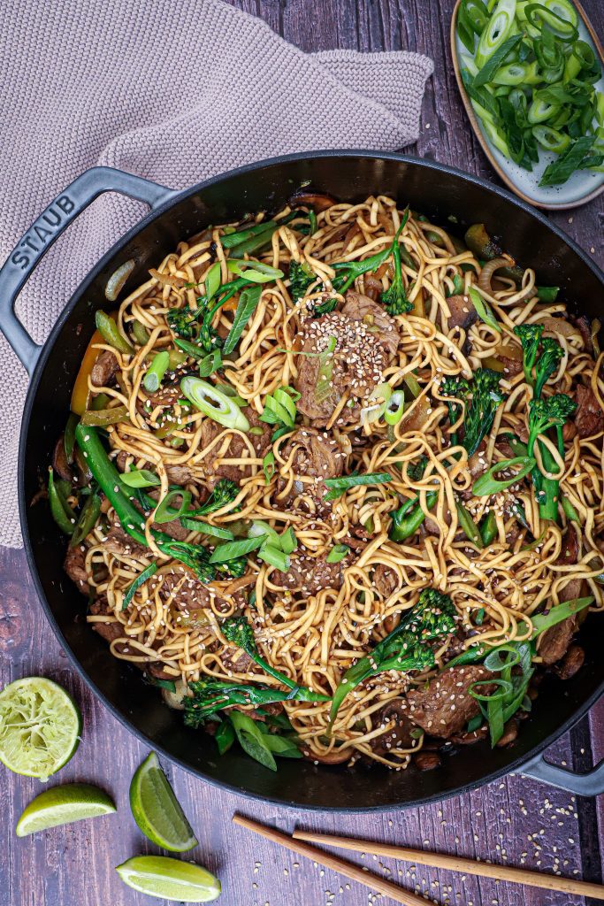 Asiatisk wok med oksekød, nudler og grøntsager - Opskrift på wok med oksekød