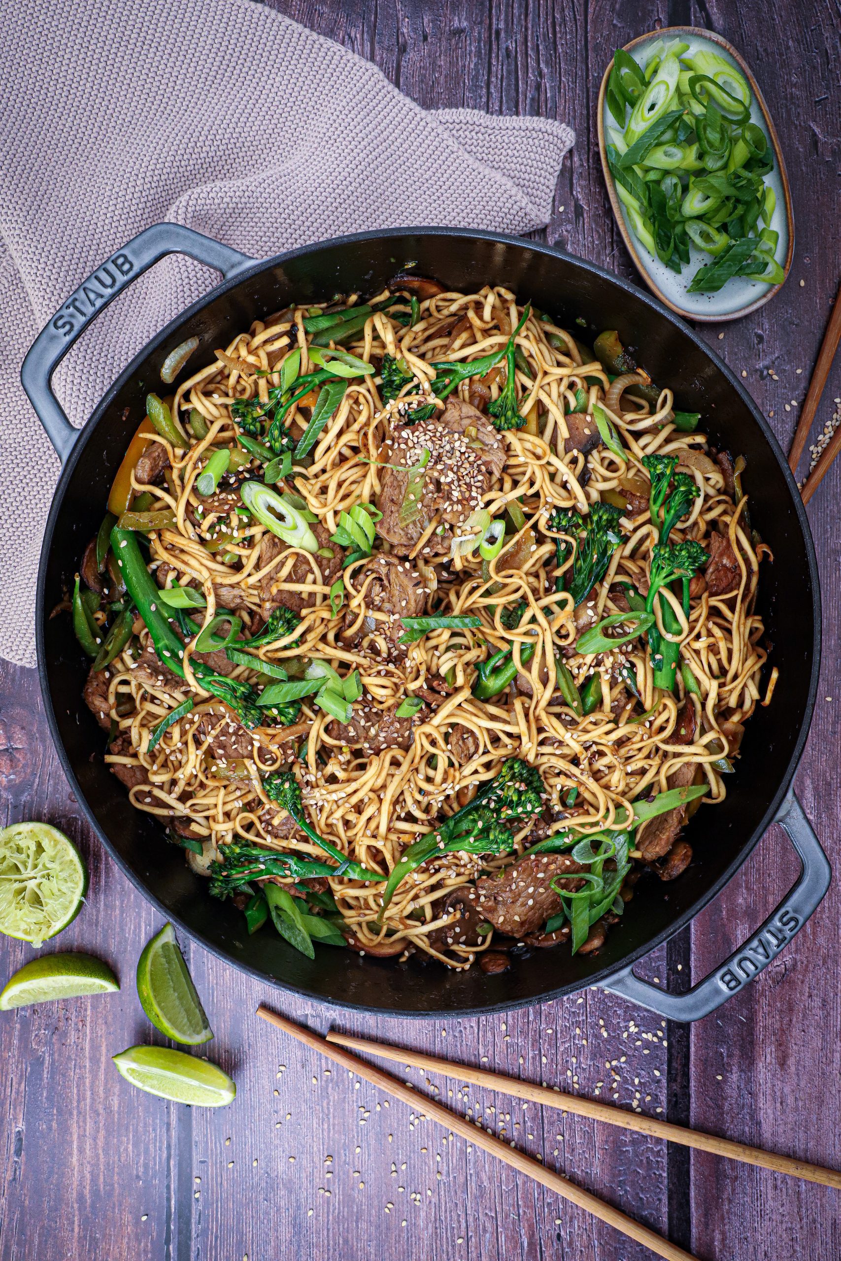Asiatisk wok med oksekød, nudler og grøntsager - Opskrift på wok med oksekød