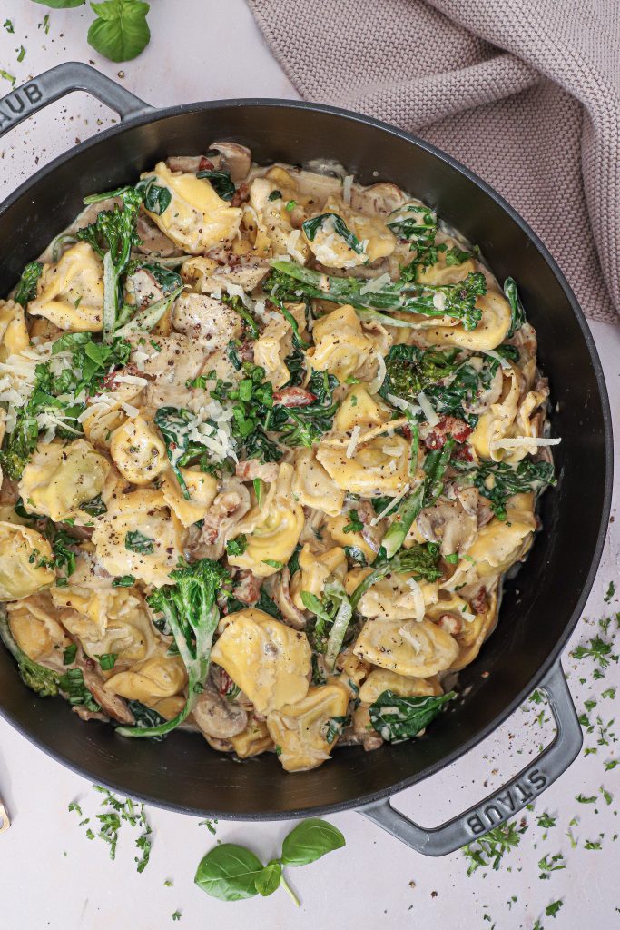 Tortellini i cremet svampesauce - Tortellini I flødesauce med svampe og spinat