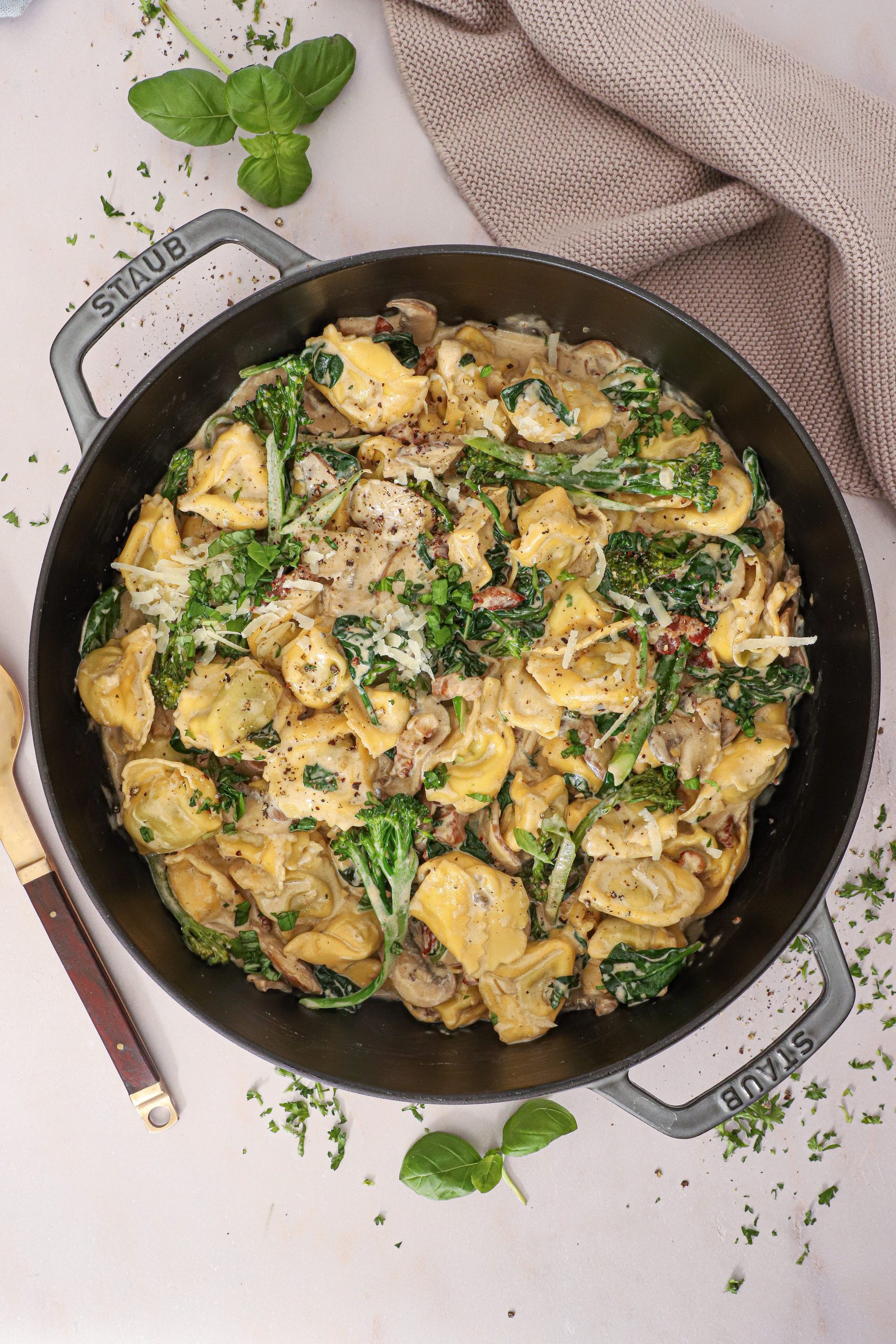 Tortellini i cremet svampesauce - Tortellini I flødesauce med svampe og spinat