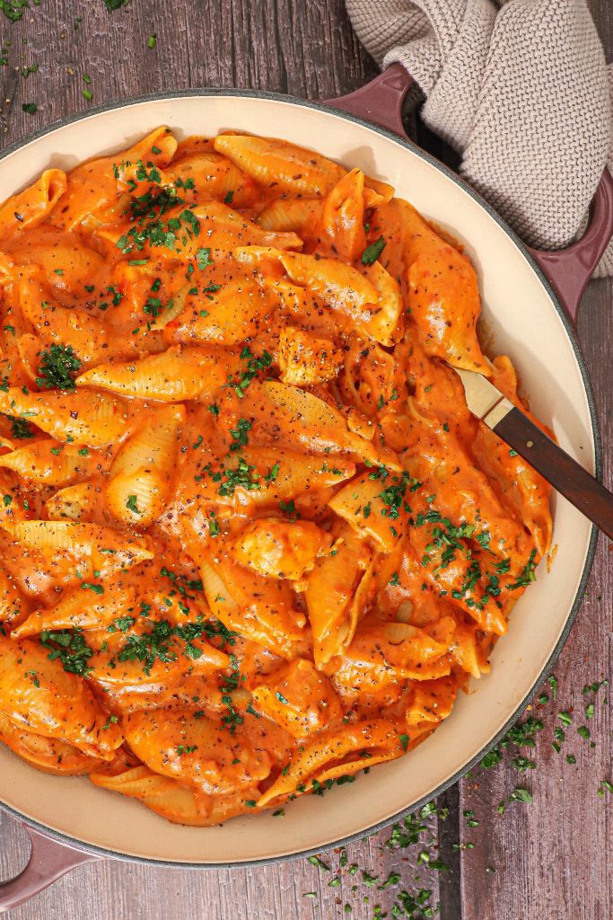 Cremet spicy one pot pasta med tomat og kylling - Opskrift på spicy one pot pasta
