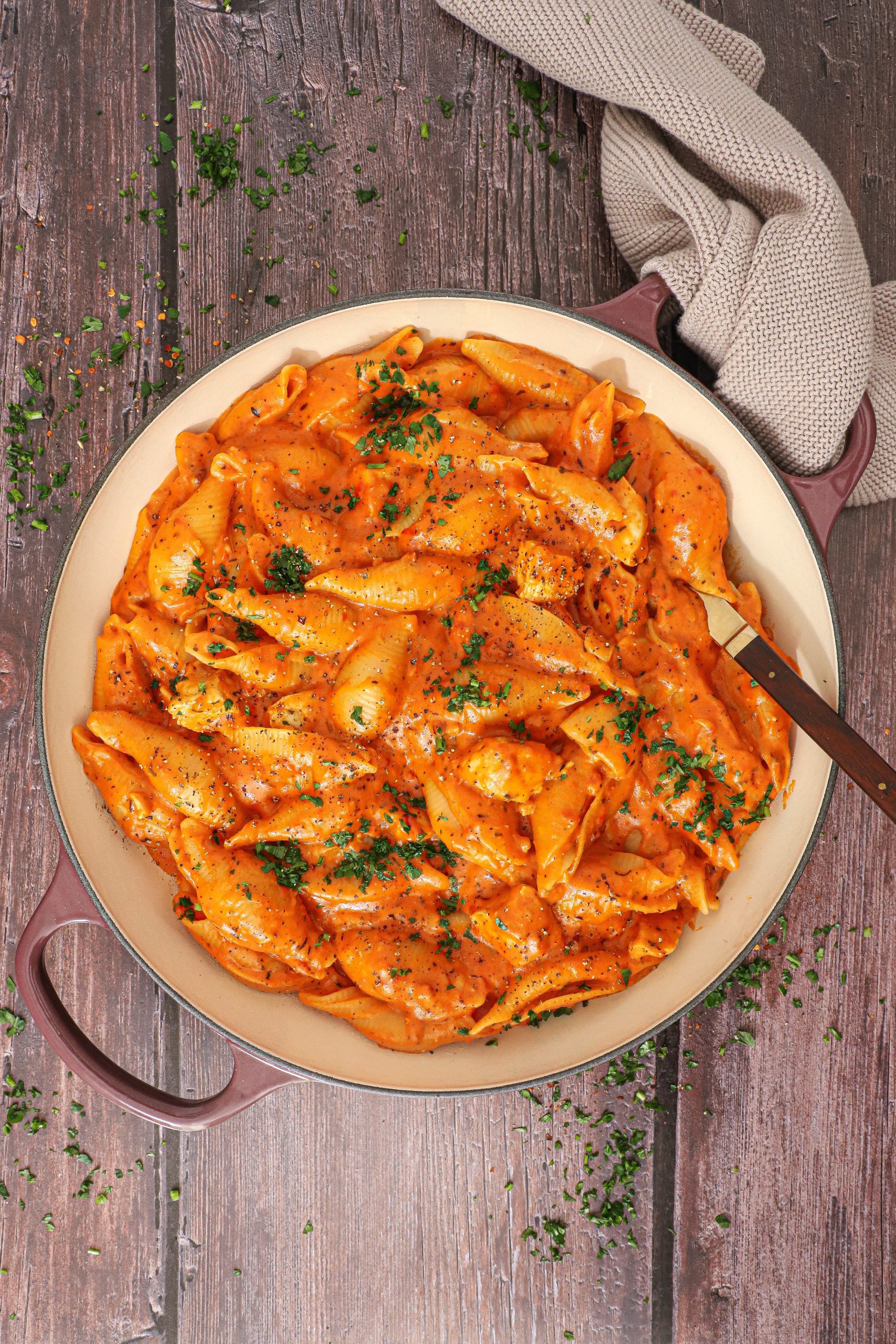 Cremet spicy one pot pasta med tomat og kylling - Opskrift på spicy one pot pasta
