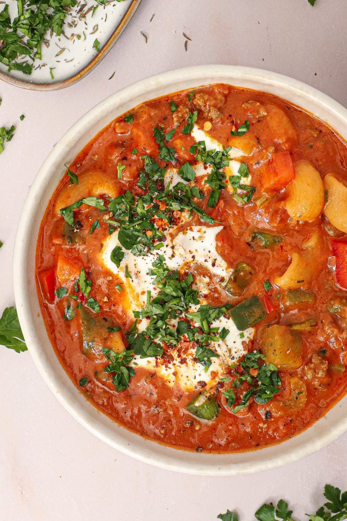 One pot oksekødssuppe med bacon, grøntsager og fløde - Opskrift på one pot suppe