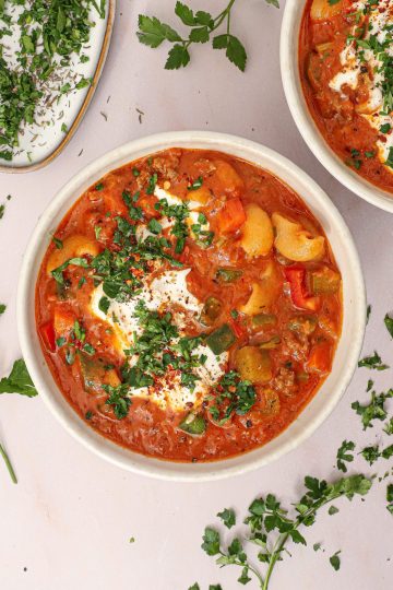 One pot oksekødssuppe med bacon, grøntsager og fløde - Opskrift på one pot suppe