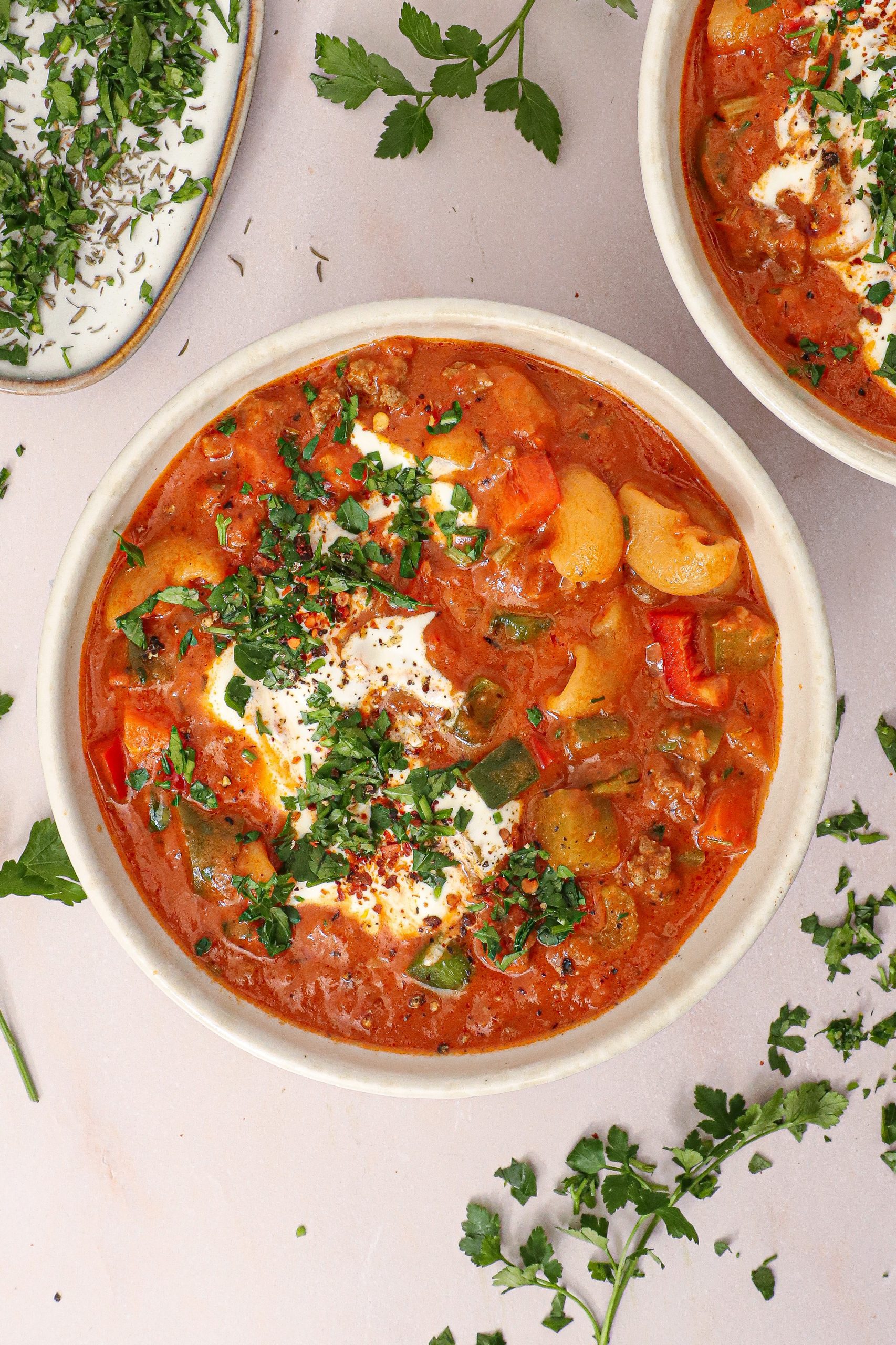 One pot oksekødssuppe med bacon, grøntsager og fløde - Opskrift på one pot suppe