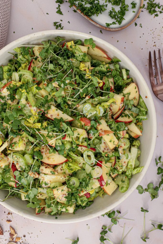 Grøn salat med æbler og bladselleri - Opskrift på salat med æbler og bladselleri