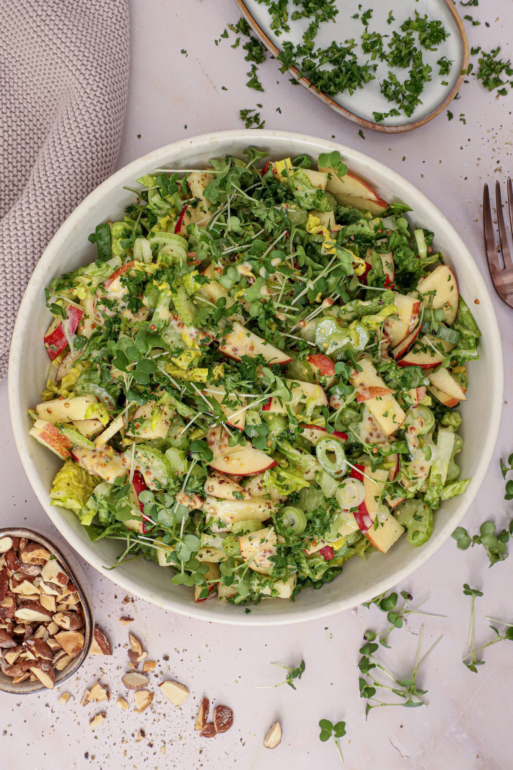 Grøn salat med æbler og bladselleri - Opskrift på salat med æbler og bladselleri
