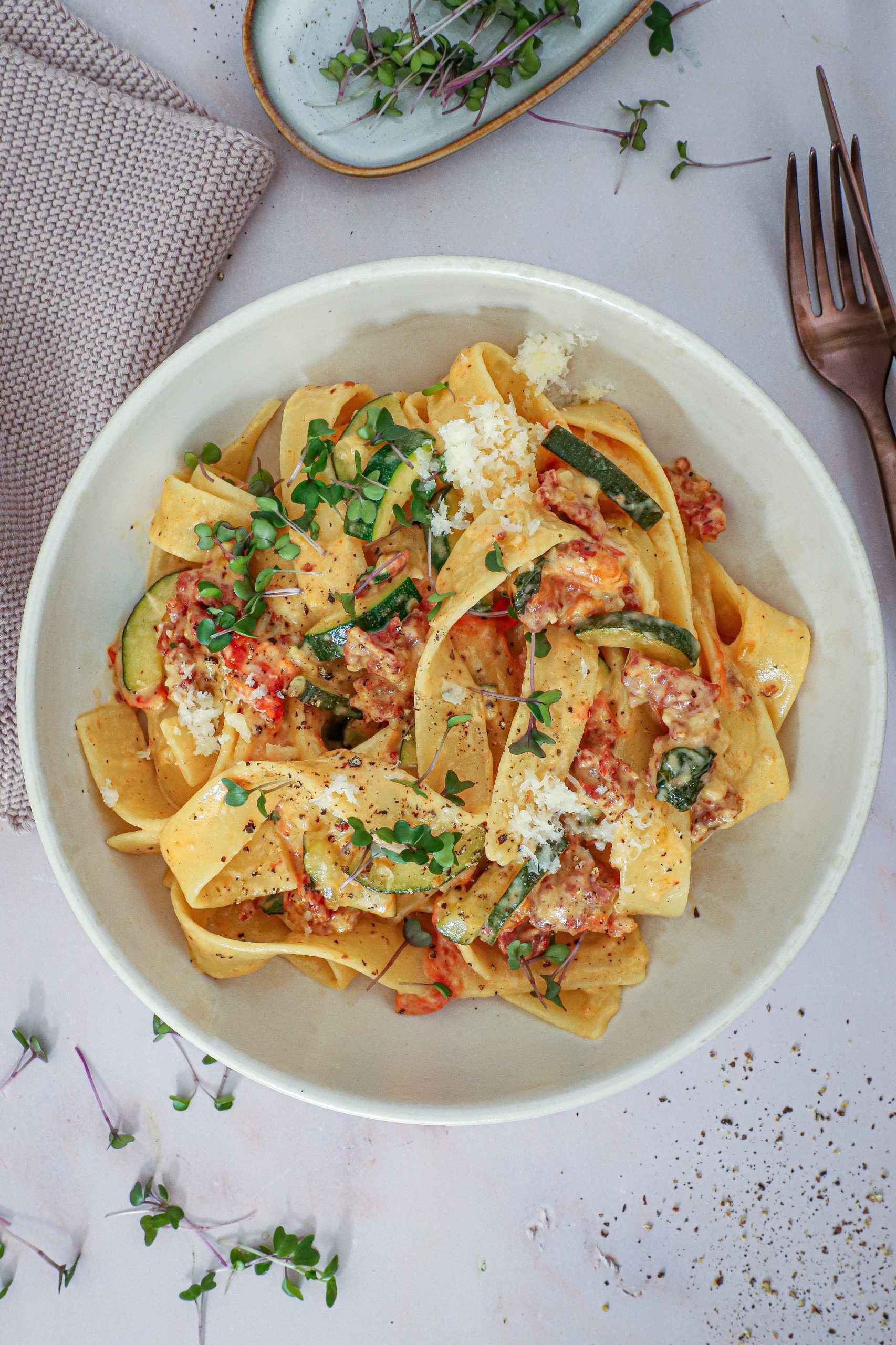 Pasta med friske tomater, salsiccia og fløde - Opskrift på pasta med salsiccia