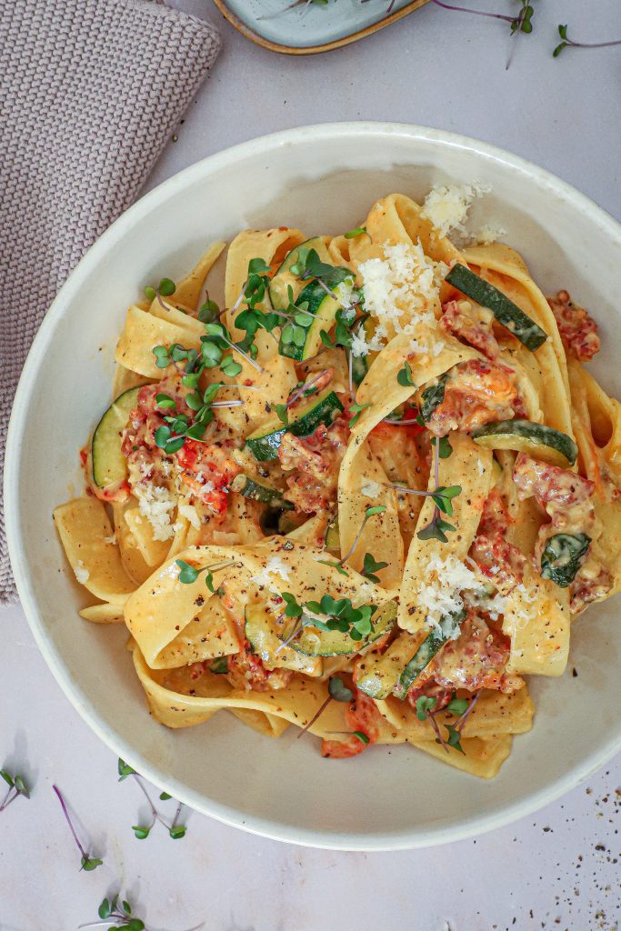 Pasta med friske tomater, salsiccia og fløde - Opskrift på pasta med salsiccia