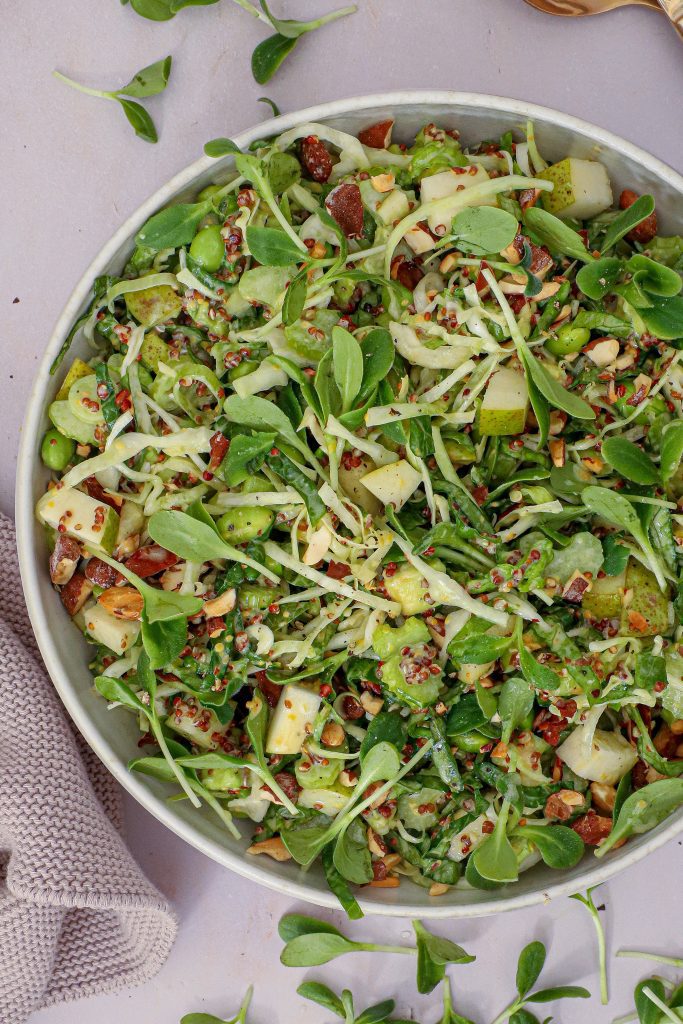 Spidskålssalat med pære - Opkrift med qionoa og senneps vinaigrette