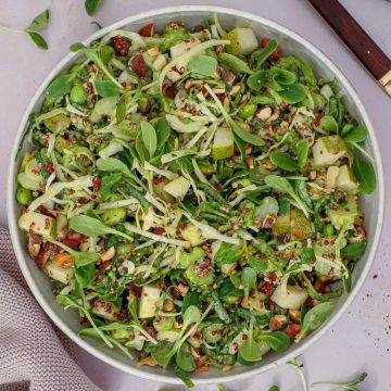 Spidskålssalat med pære - Opkrift med qionoa og senneps vinaigrette