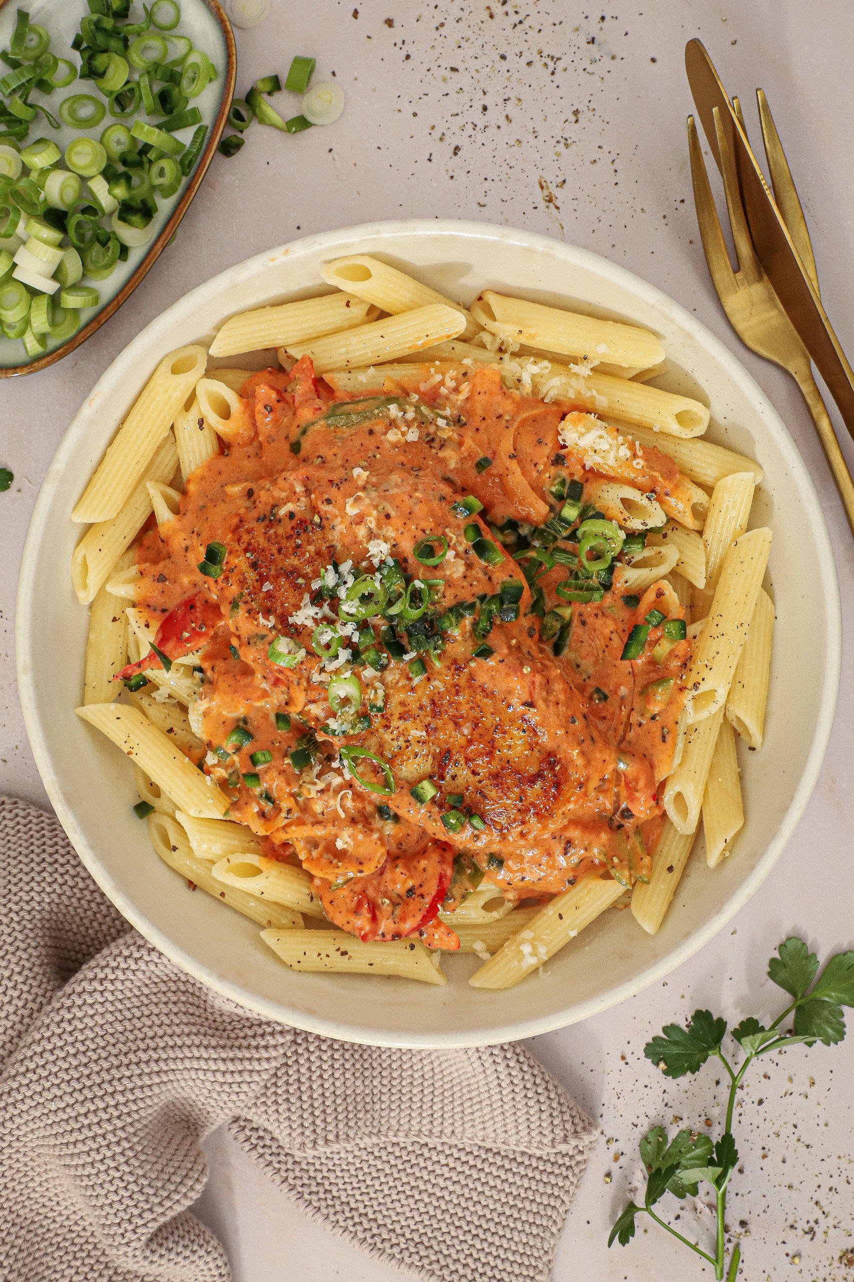 Pasta med kylling, grøntsager og cajunsauce - Opskrift på cajun kylling