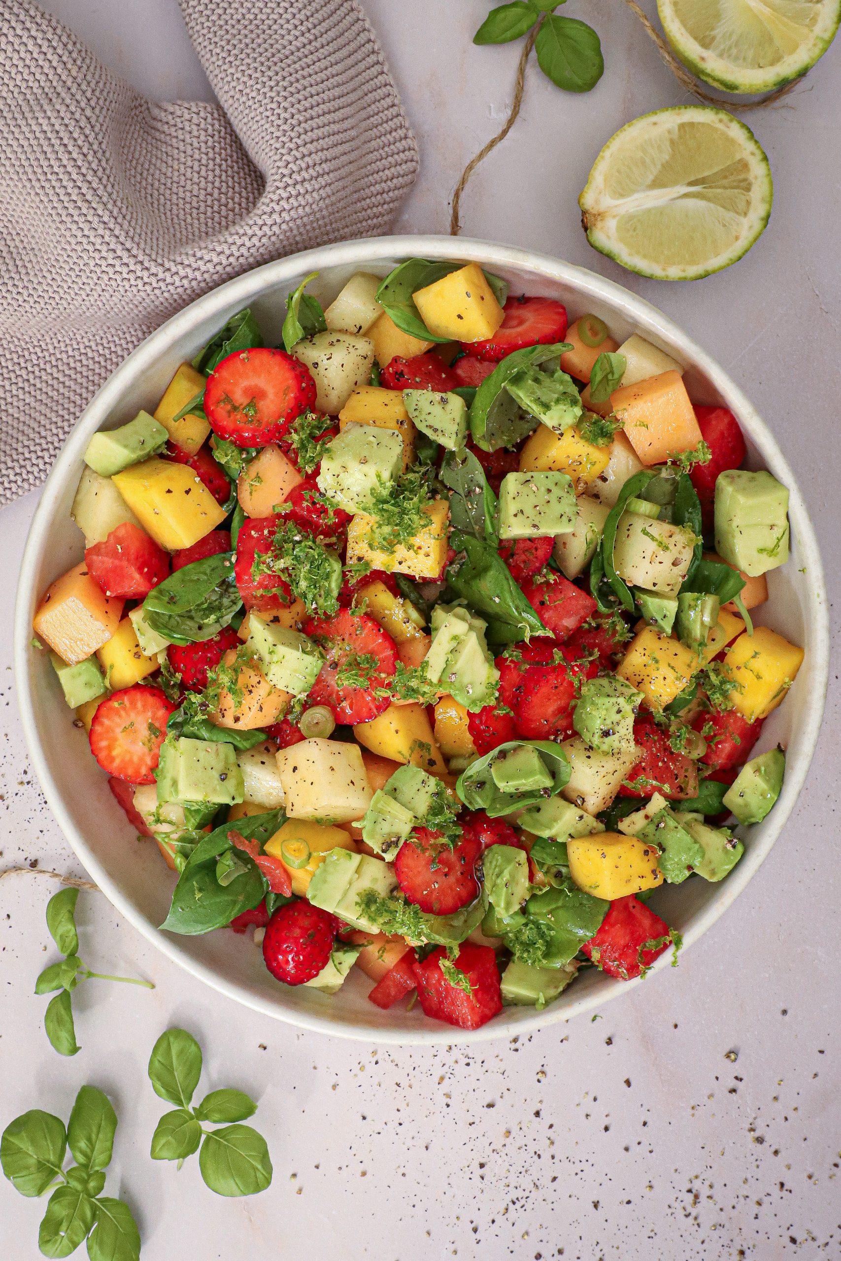 Melonsalat med mango, jordbær og avocado - Opskrift på melonsalat