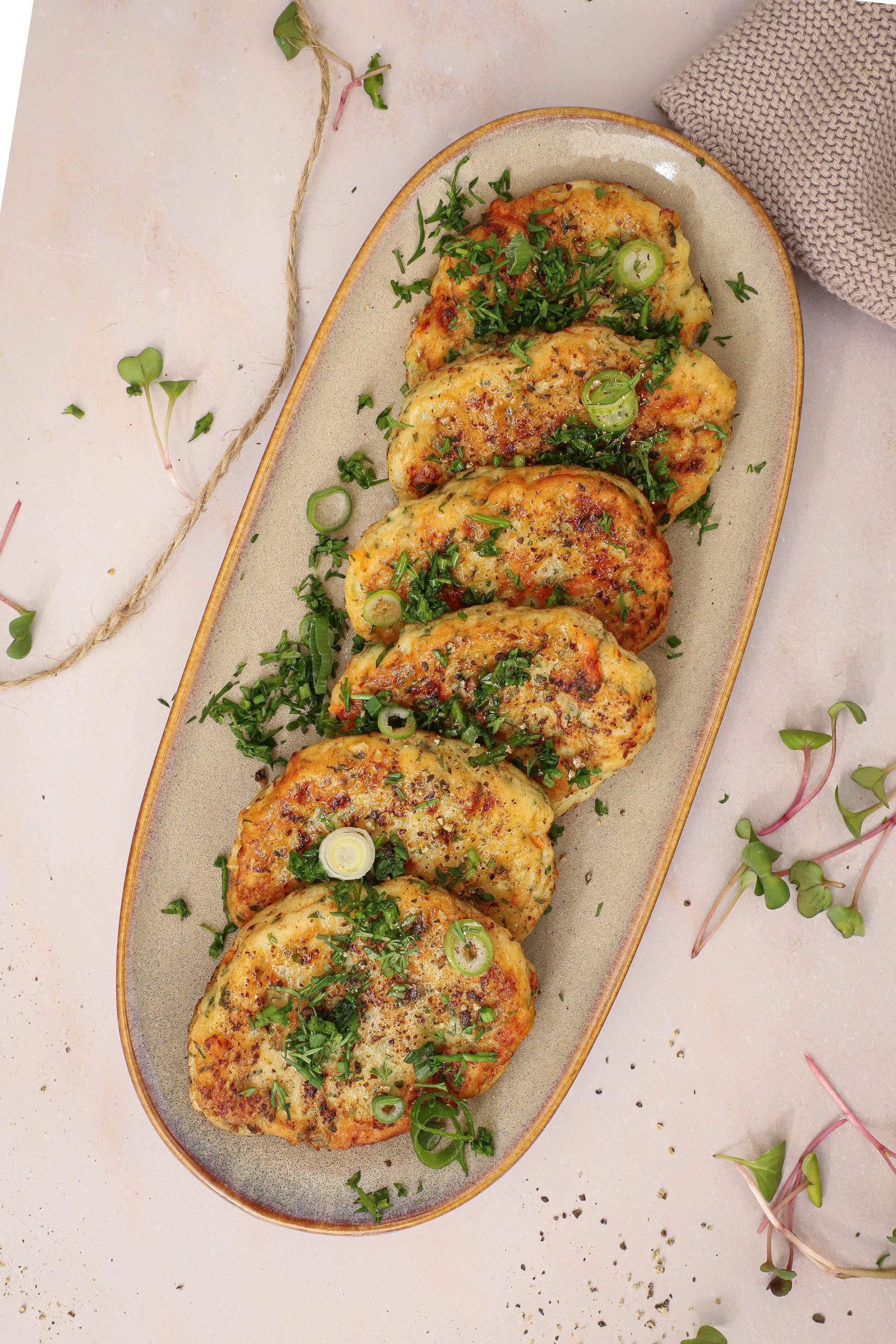 Fiskefrikadeller med grøntsager - Opskrift på fiskefrikadeller med gulerødder