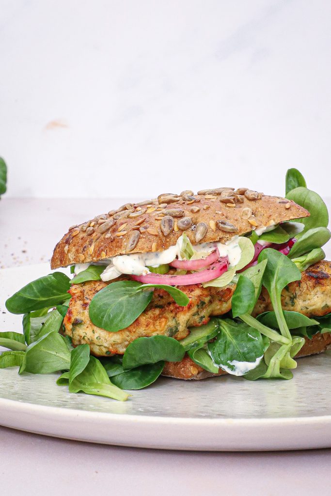 Fiskefrikadelle sandwich - Opskrift på sandwich med fiskefrikadeller