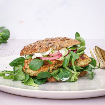 Fiskefrikadelle sandwich - Opskrift på sandwich med fiskefrikadeller