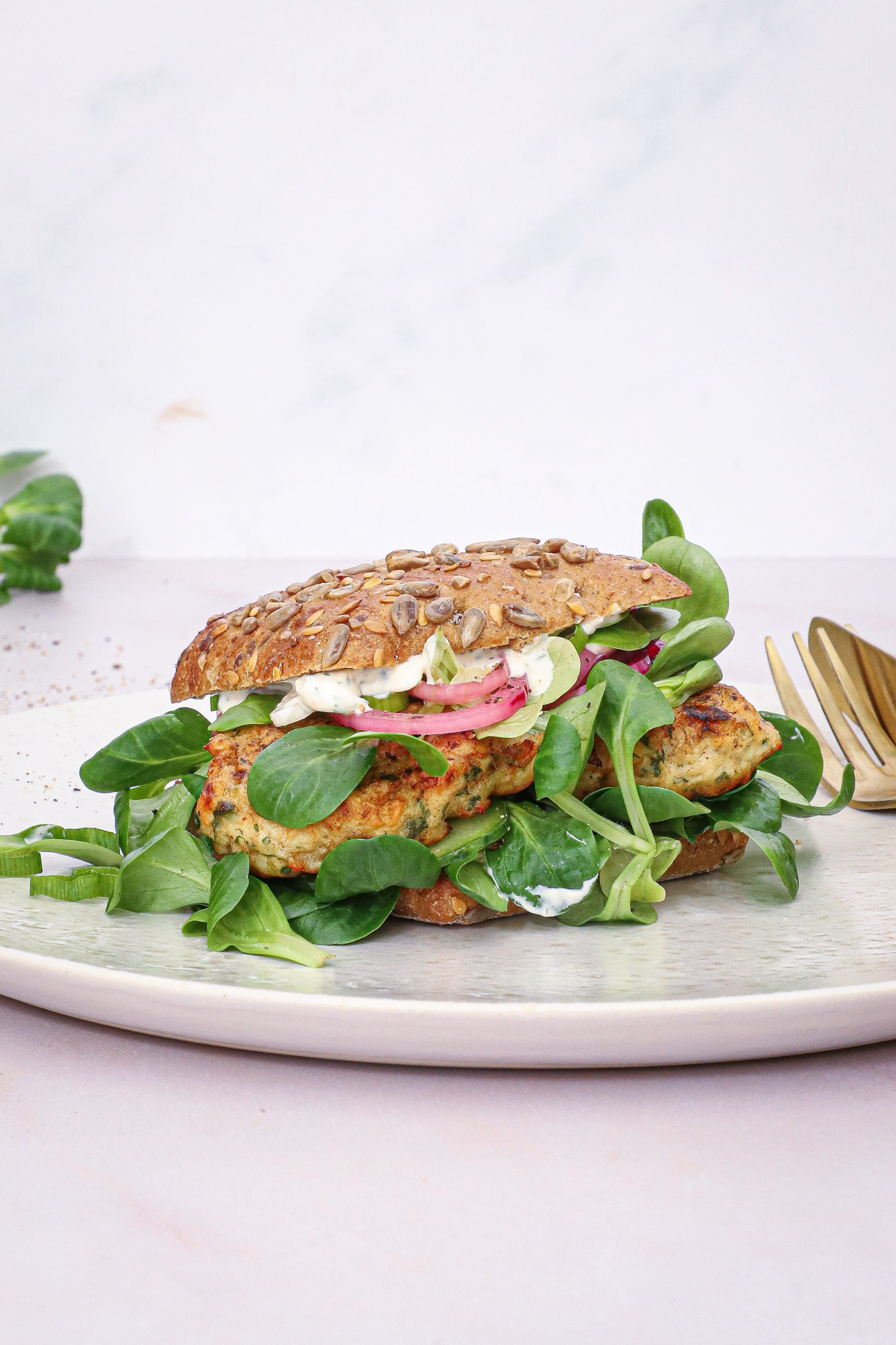 Fiskefrikadelle sandwich - Opskrift på sandwich med fiskefrikadeller