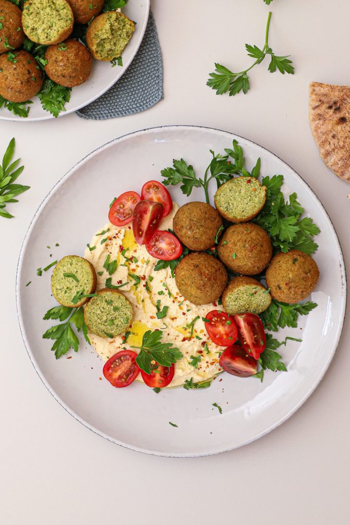 Falafler med hummus - Opskrift på hummus tallerken med falafler