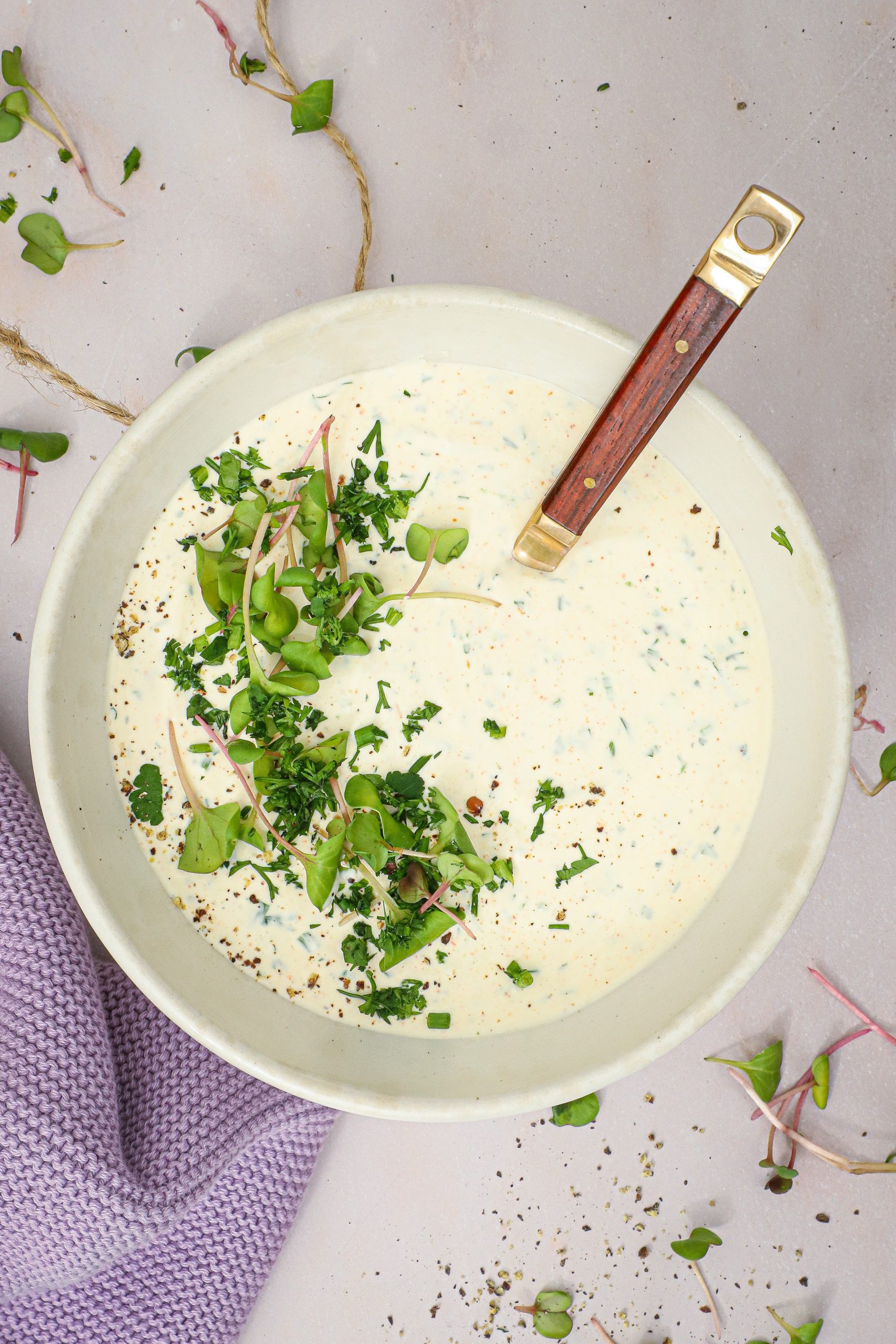 Krydderurte dressing - Opskrift på creme fraiche dressing med urter