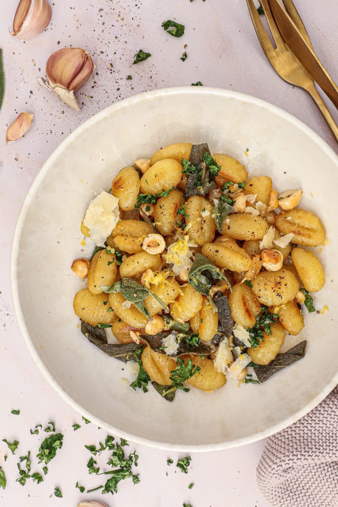 Stegt gnocchi med salvie, smør og hasselnødder - Opskrift på gnocchi med brunet smør