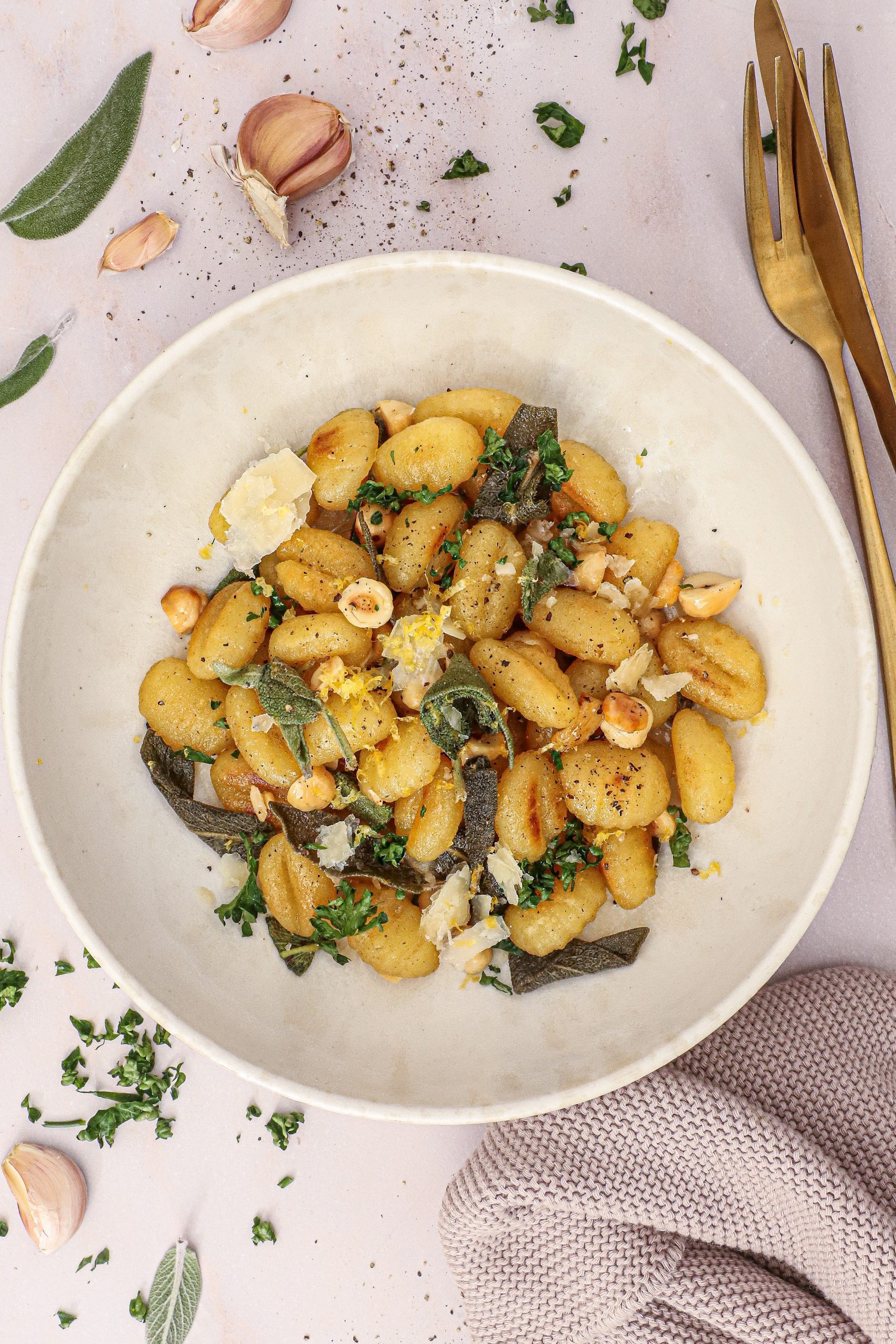 Stegt gnocchi med salvie, smør og hasselnødder - Opskrift på gnocchi med brunet smør