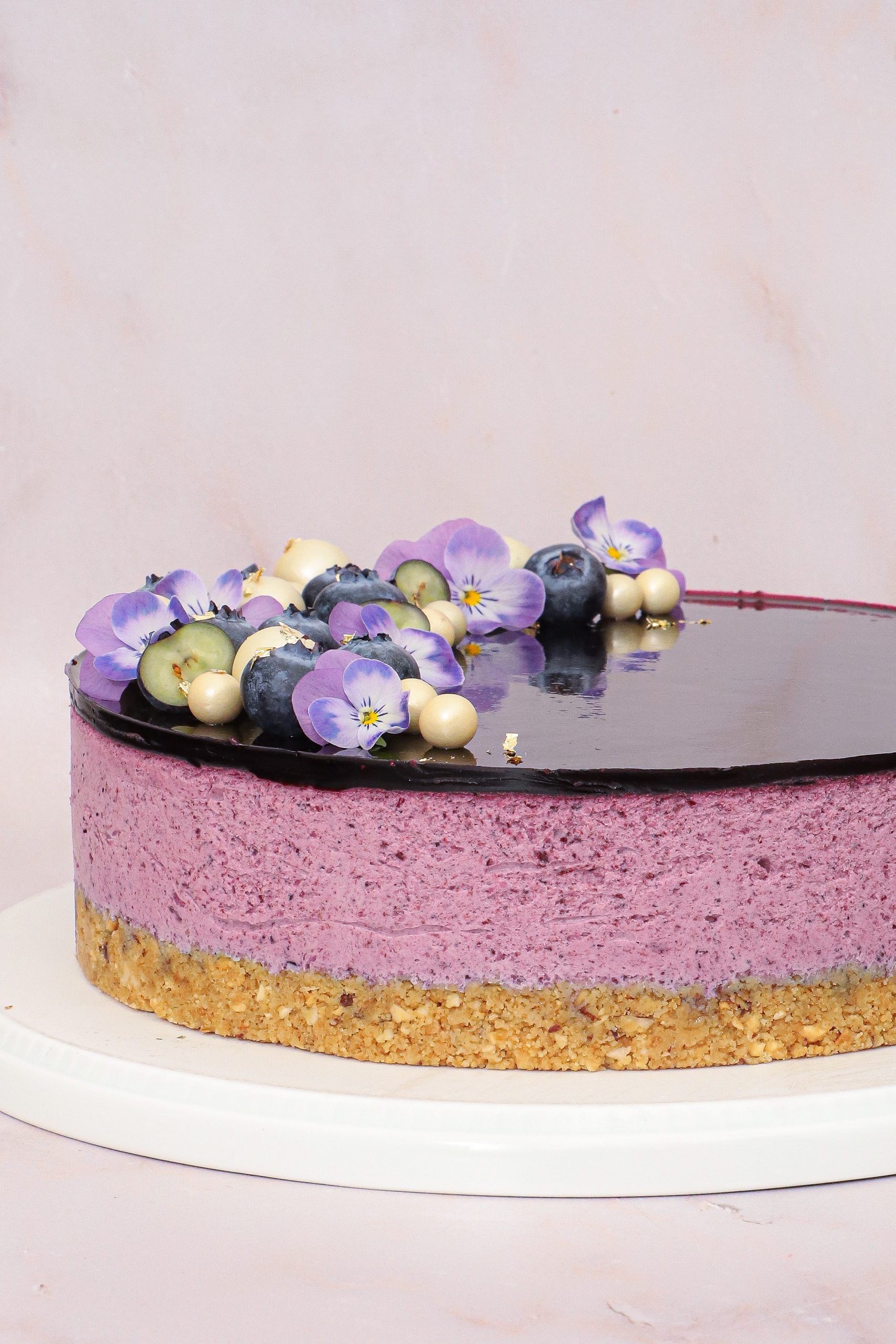 Blåbær cheesecake - Opskrift på blåbær cheesecake med vanilje, lime og hvid chokolade