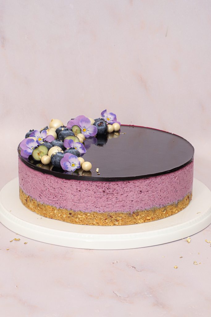 Blåbær cheesecake - Opskrift på blåbær cheesecake med vanilje, lime og hvid chokolade